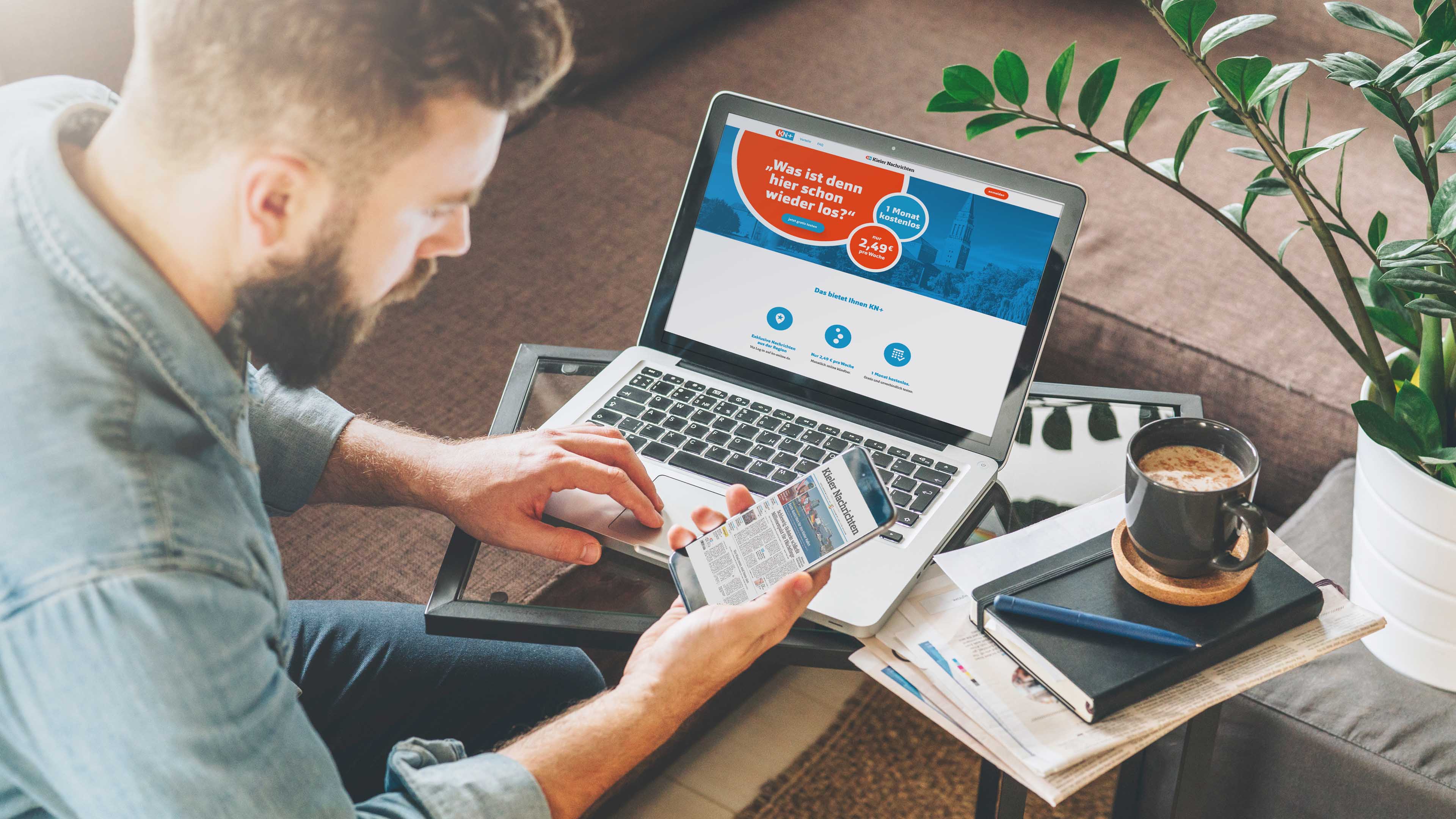 hochzwei_knplus_slider_01.jpg Junger Mann sitzt am Laptop und am Handy