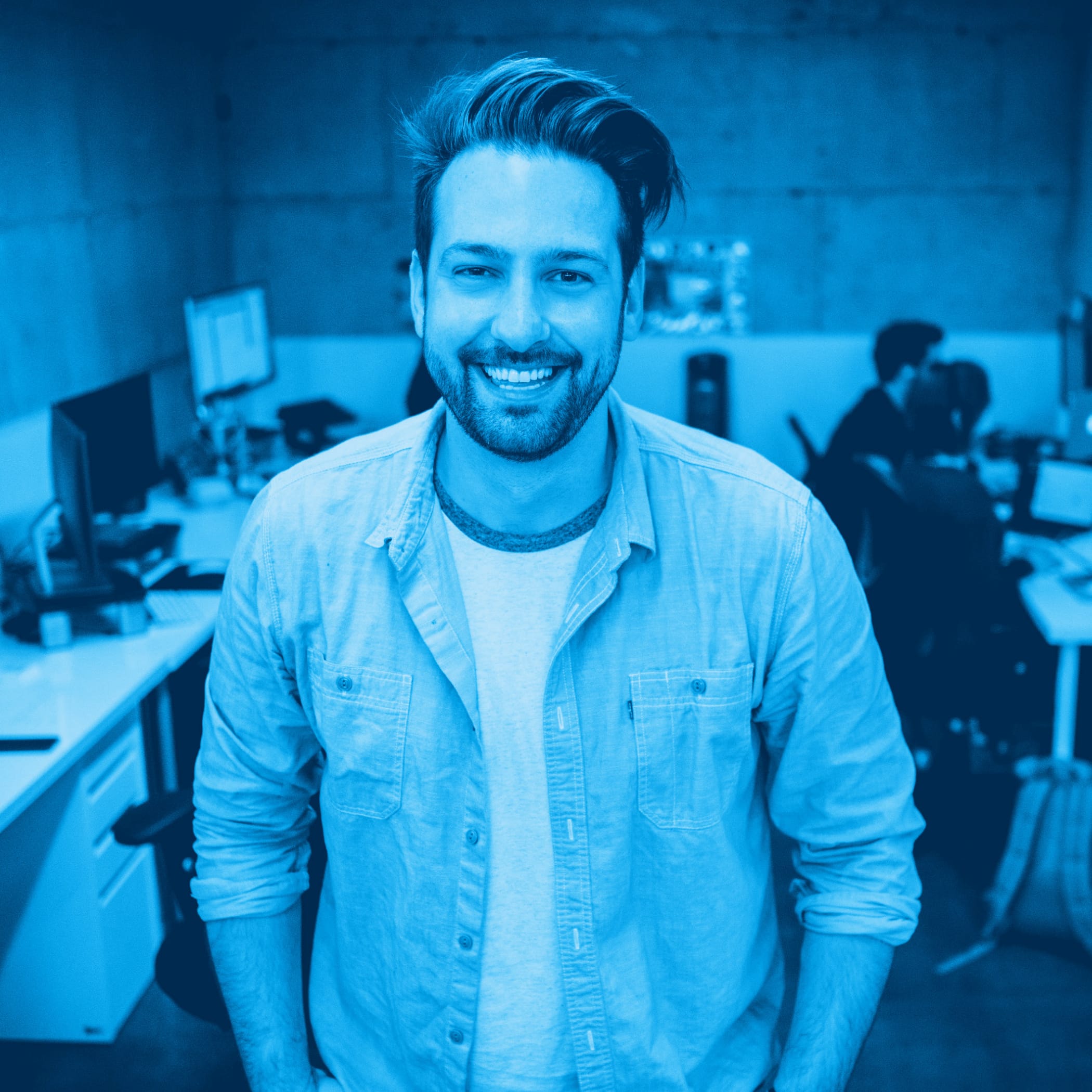 hochzwei_knpushbox_teaser_02.jpg Mann im Hemd und gemachten Haaren lächelt in die Kamera