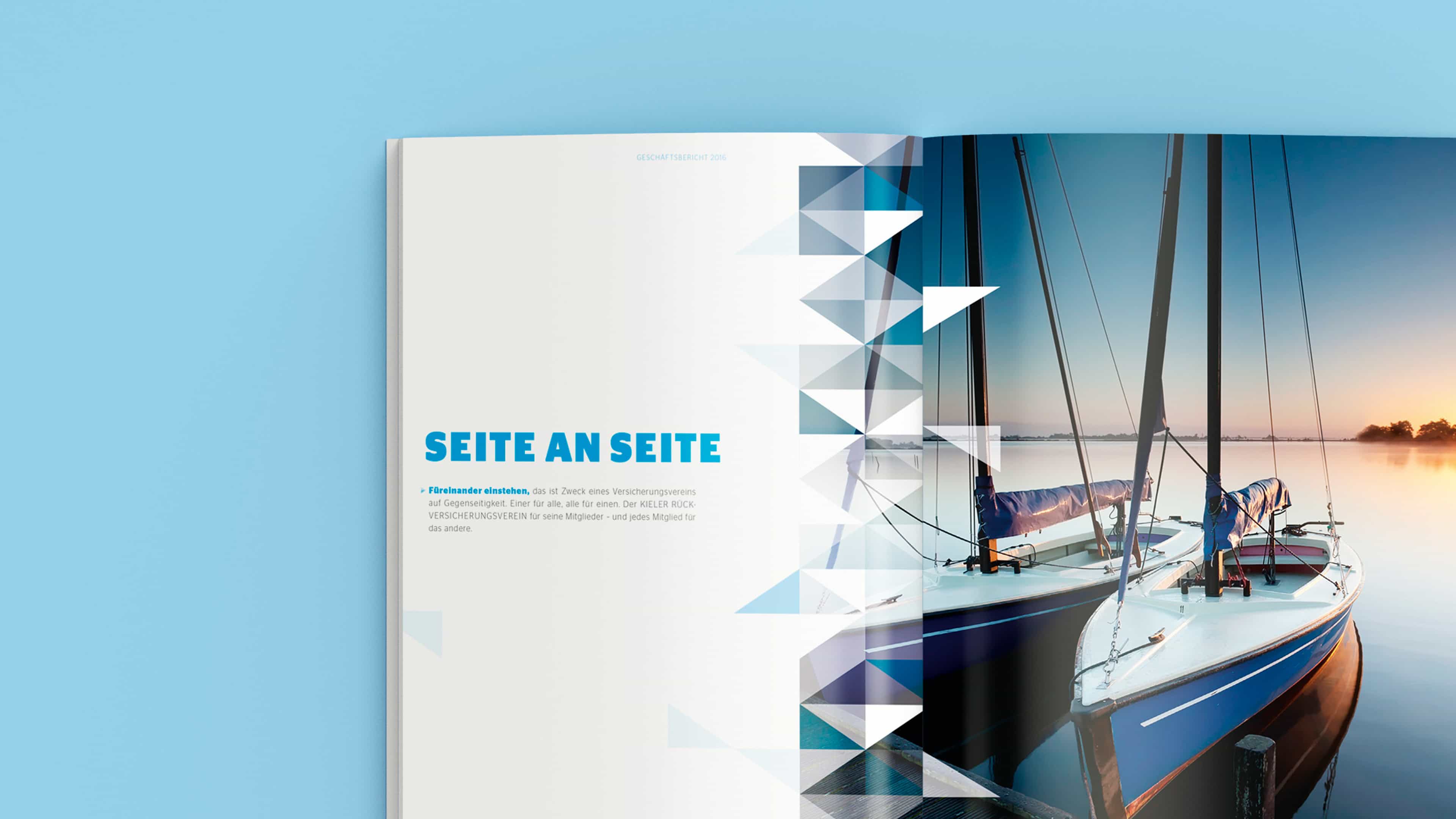 Großes Bild von zwei Segelbooten im Sonnenuntergang