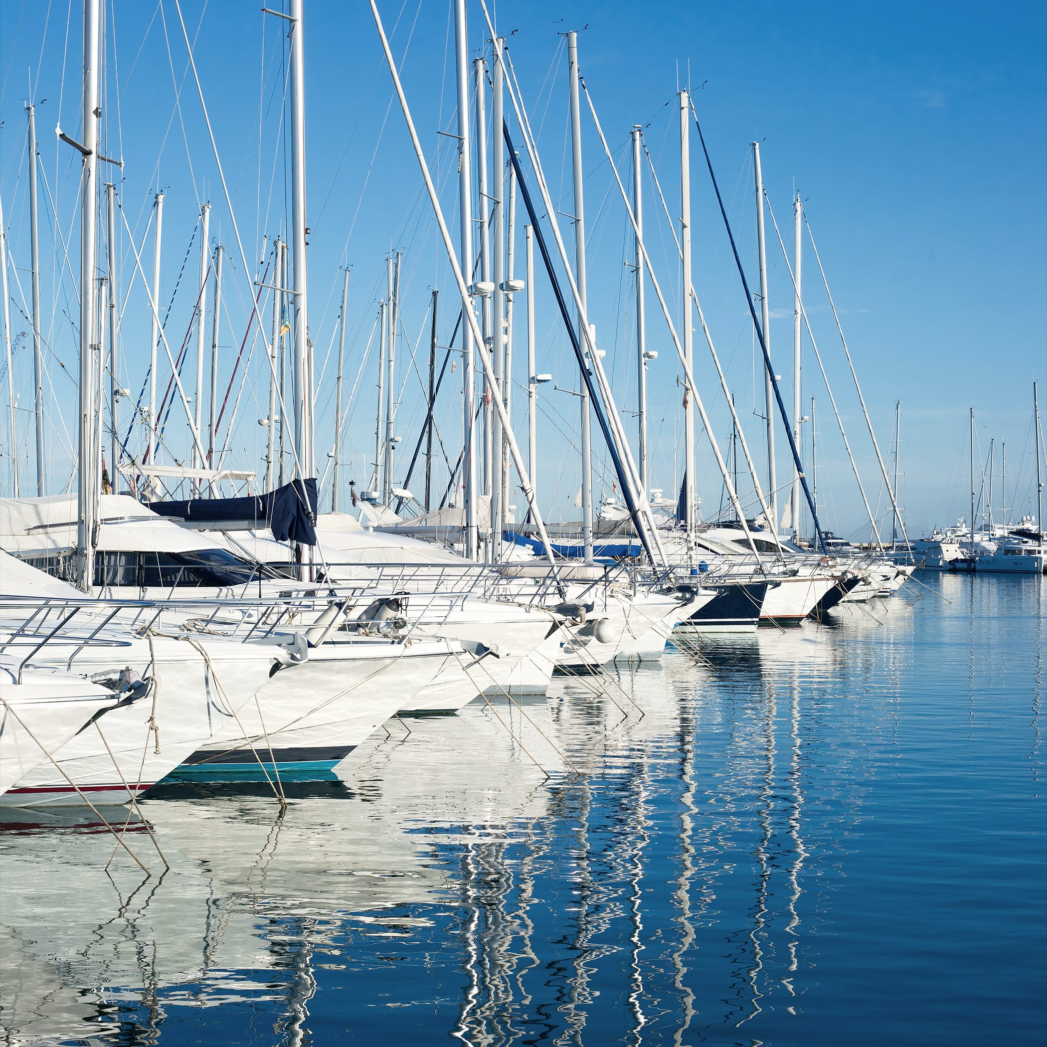 hochzwei_kiru_teaser_02.jpg weiße Segelboote liegen an einem hafen