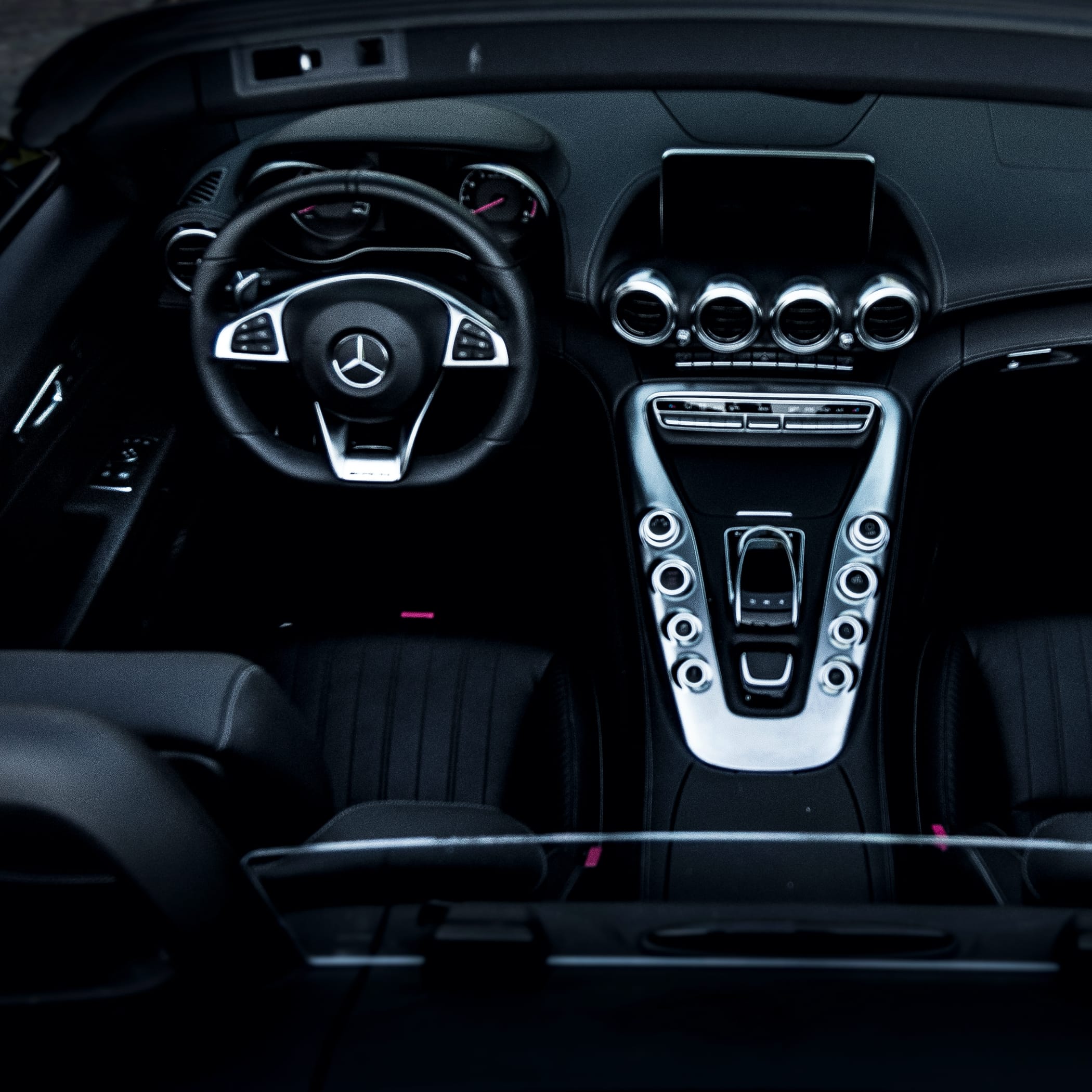 hochzwei_klco_teaser_07.jpg Blick auf die schwarze Innenausstattung eines Mercedes Benz