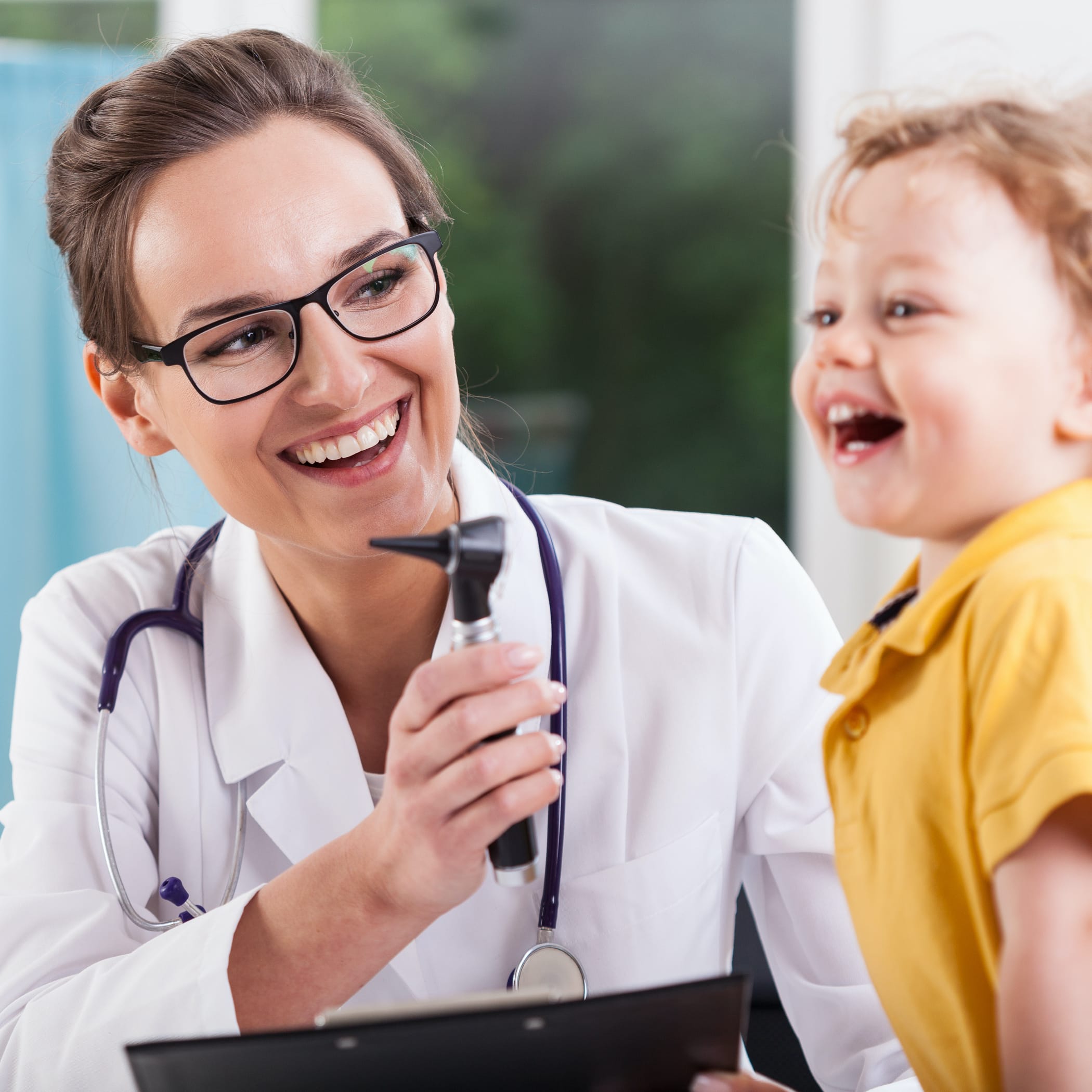 hochzwei_klfo_teaser_02.jpg Ärztin untersucht ein Kind