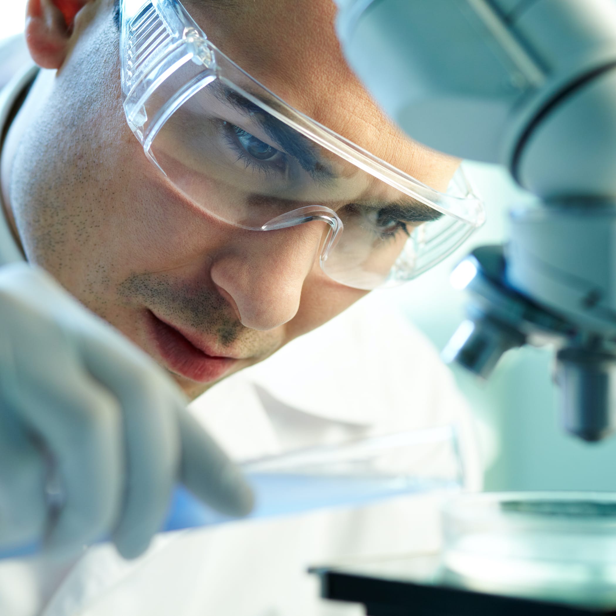 hochzwei_klfo_teaser_04.jpg Männlicher Forscher arbeitet im Labor