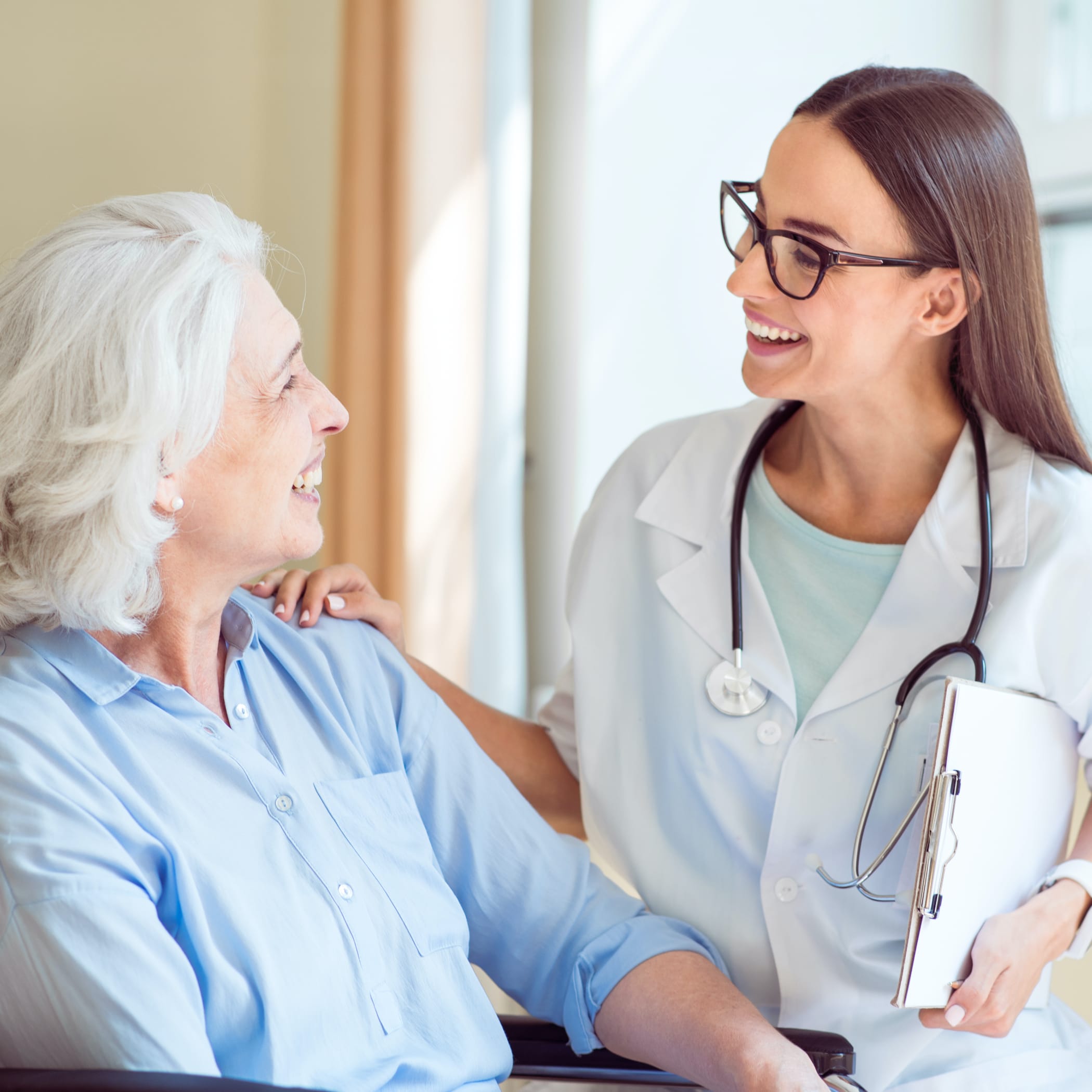 hochzwei_klfo_teaser_05.jpg Ärztin berät eine ältere Dame