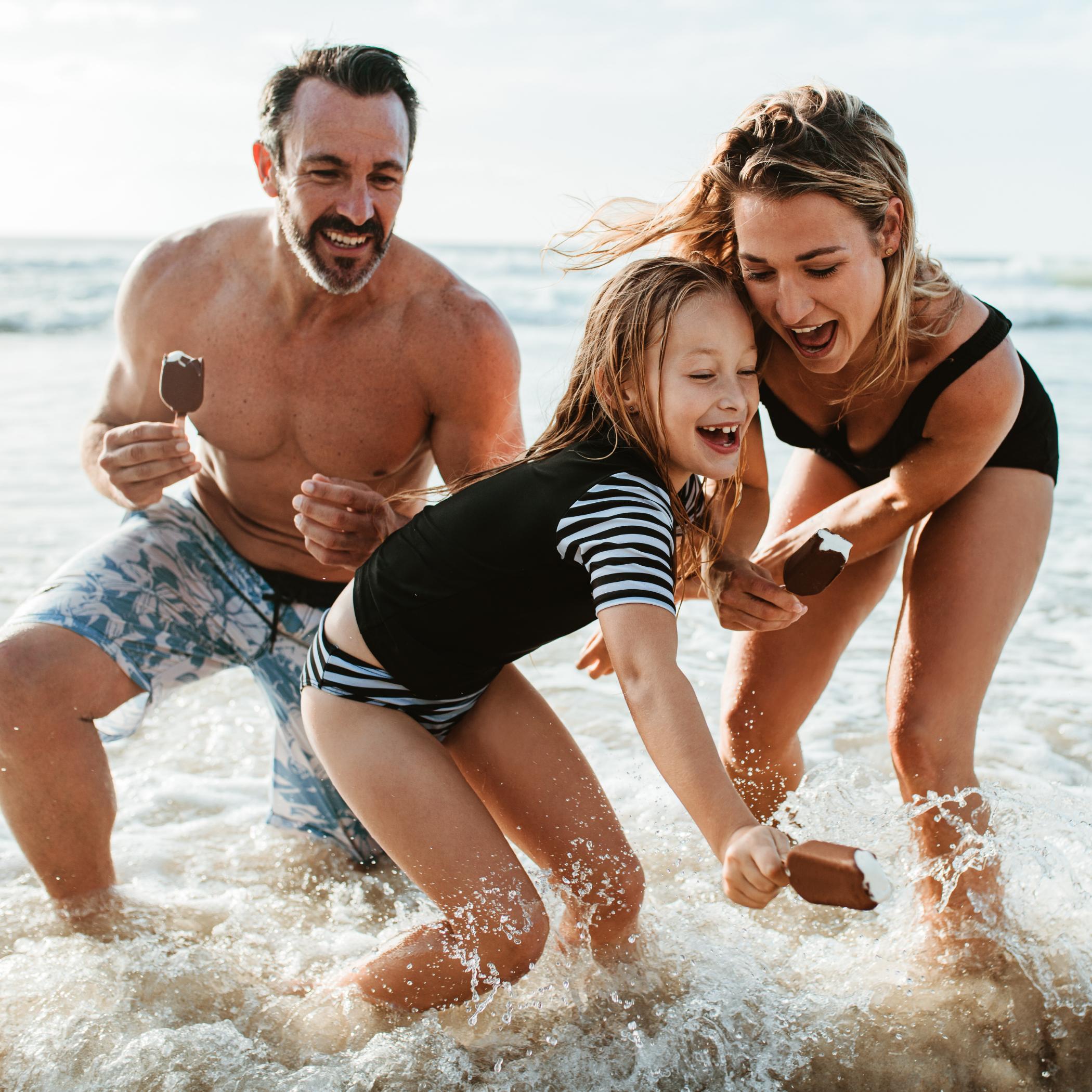 h2_kluge_teaser_07.jpg Eine Familie spielt im Wasser