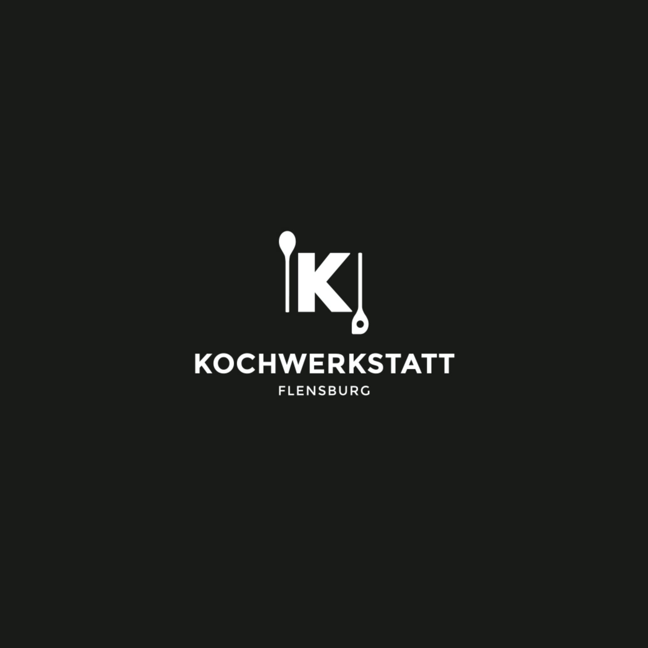 hochzwei_kowe_teaser_01.jpg Weißes Logo der Kochwerkstatt auf schwarzem Hintergrund