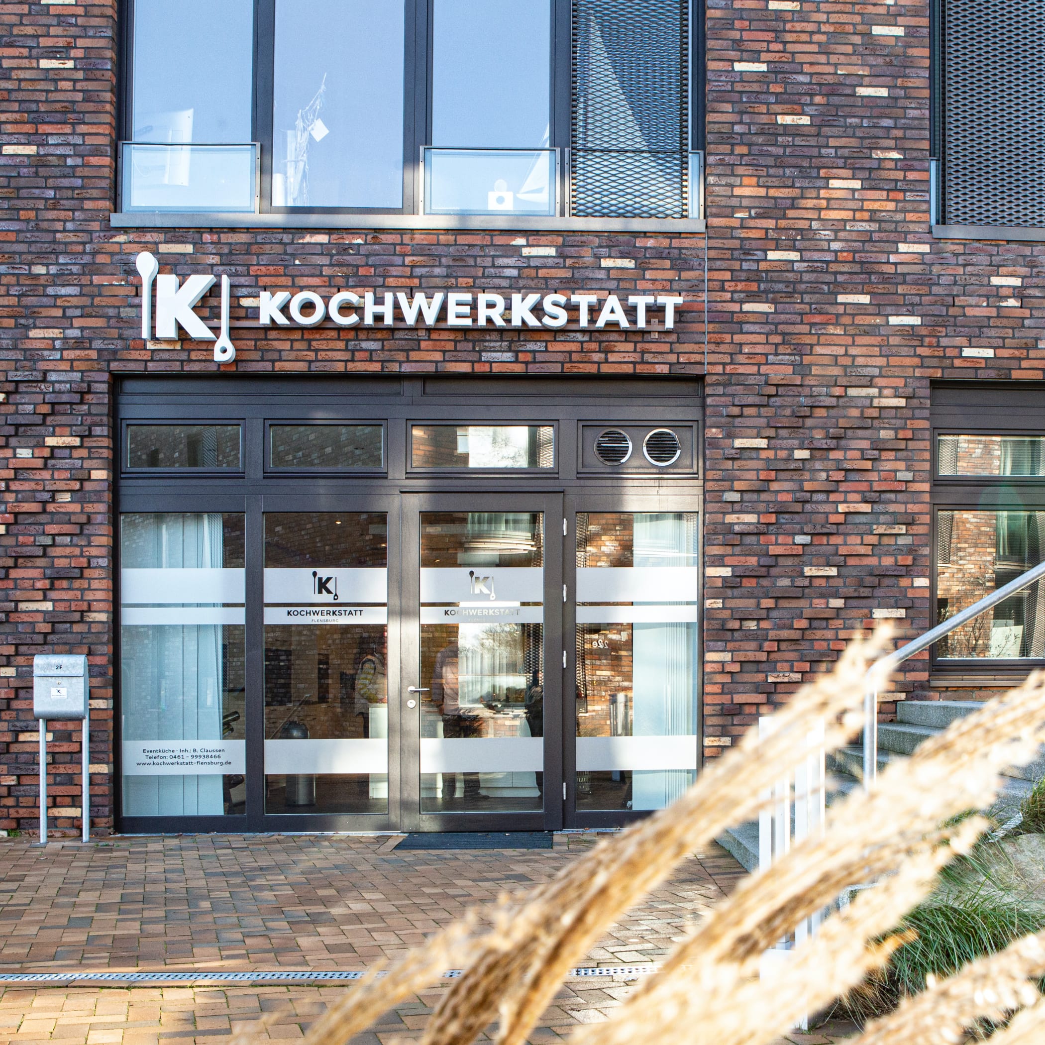 hochzwei_kowe_teaser_03_hauptteaser.jpg Außenansicht auf das Kochwerkstatt Gebäude