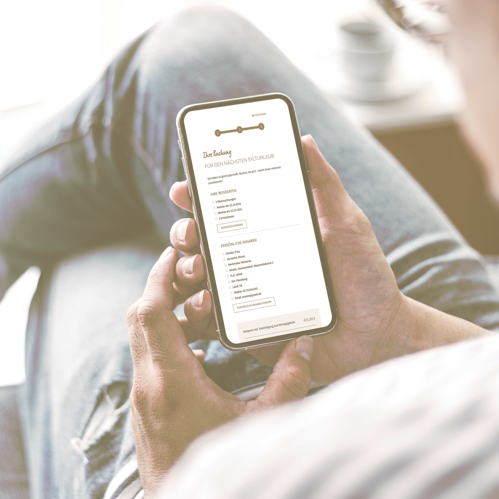 hochzwei_koens_teaser_03.jpg Ein Mann befindet sich auf seinem Smartphone im Buchungsportal von Koenig Sylt