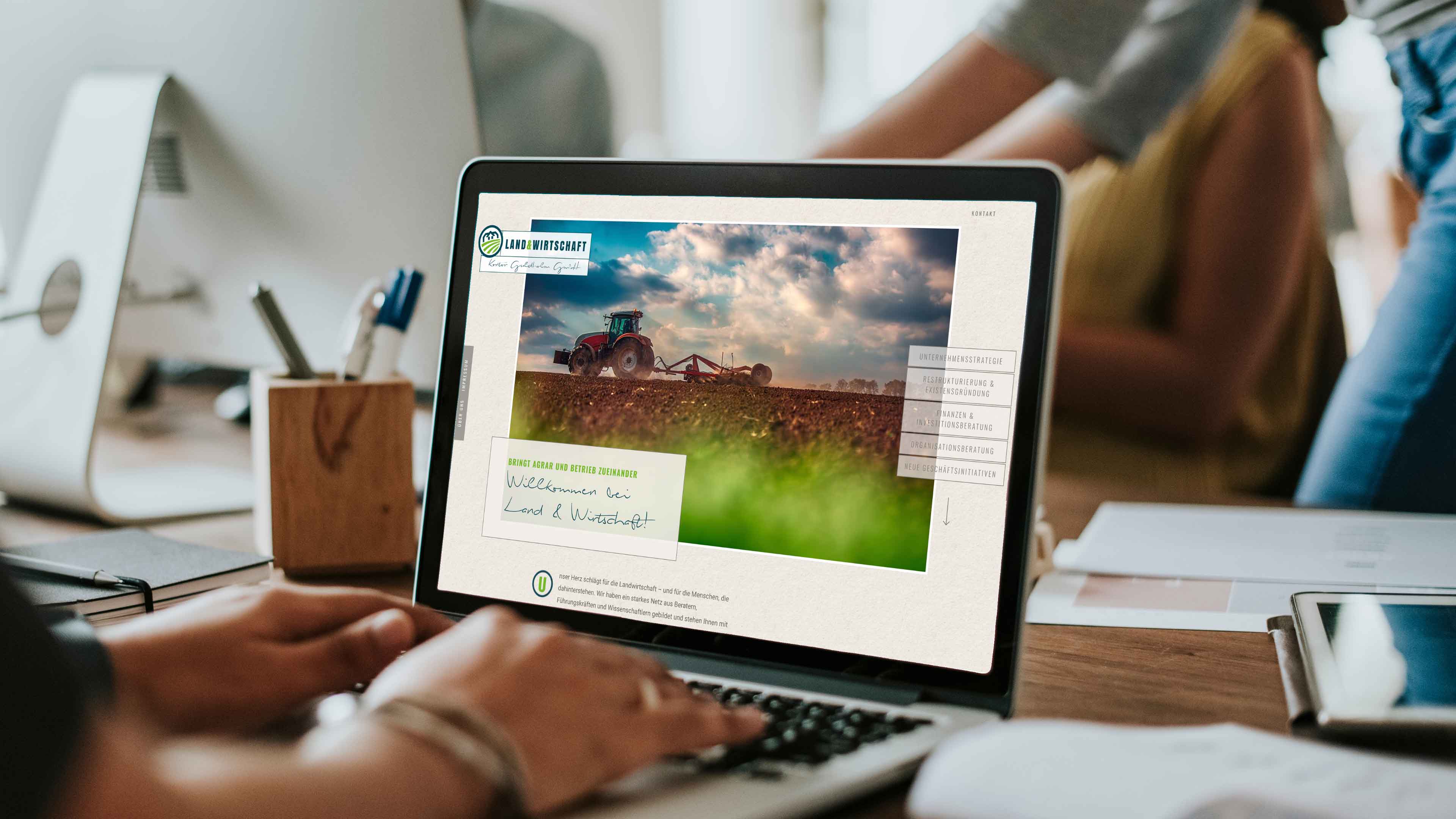hochzwei_kogu_slider_01.jpg Ein Mann surft am Laptop auf der Land und Wirtschaft Homepage