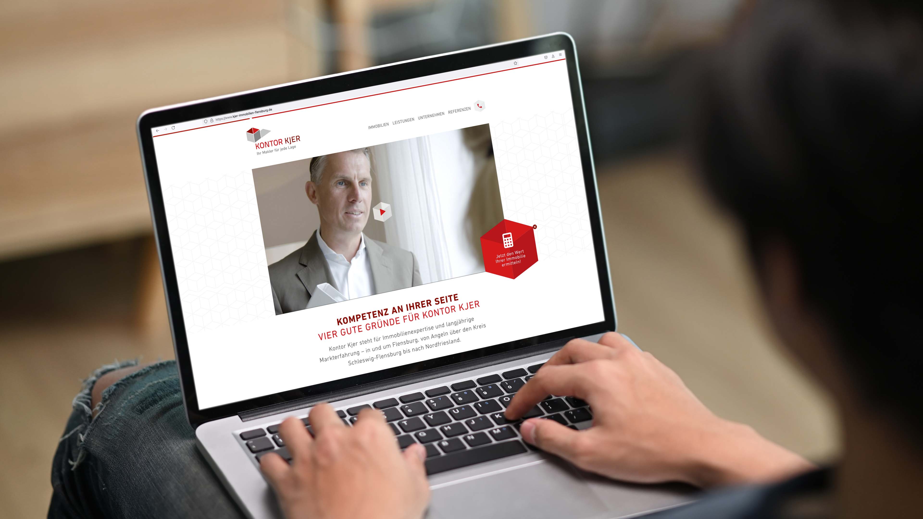 hochzwei_KontorKjer_slider_01.jpg Eine Person surft über seinen Laptop auf der Konto Kjer Homepage