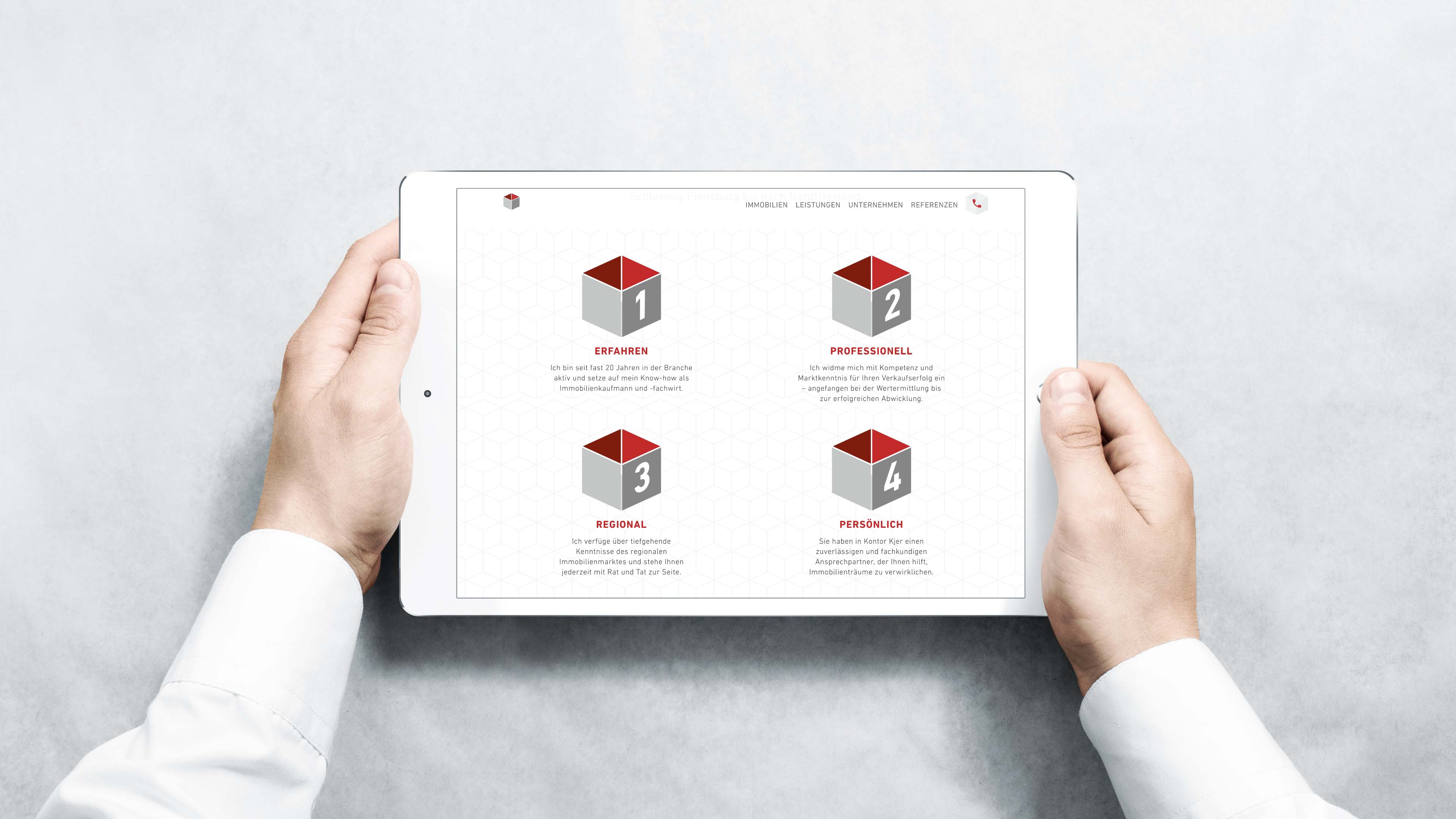 hochzwei_KontorKjer_slider_03.jpg Ein Mann surft auf der Konto Kjer Homepage über ein Ipad