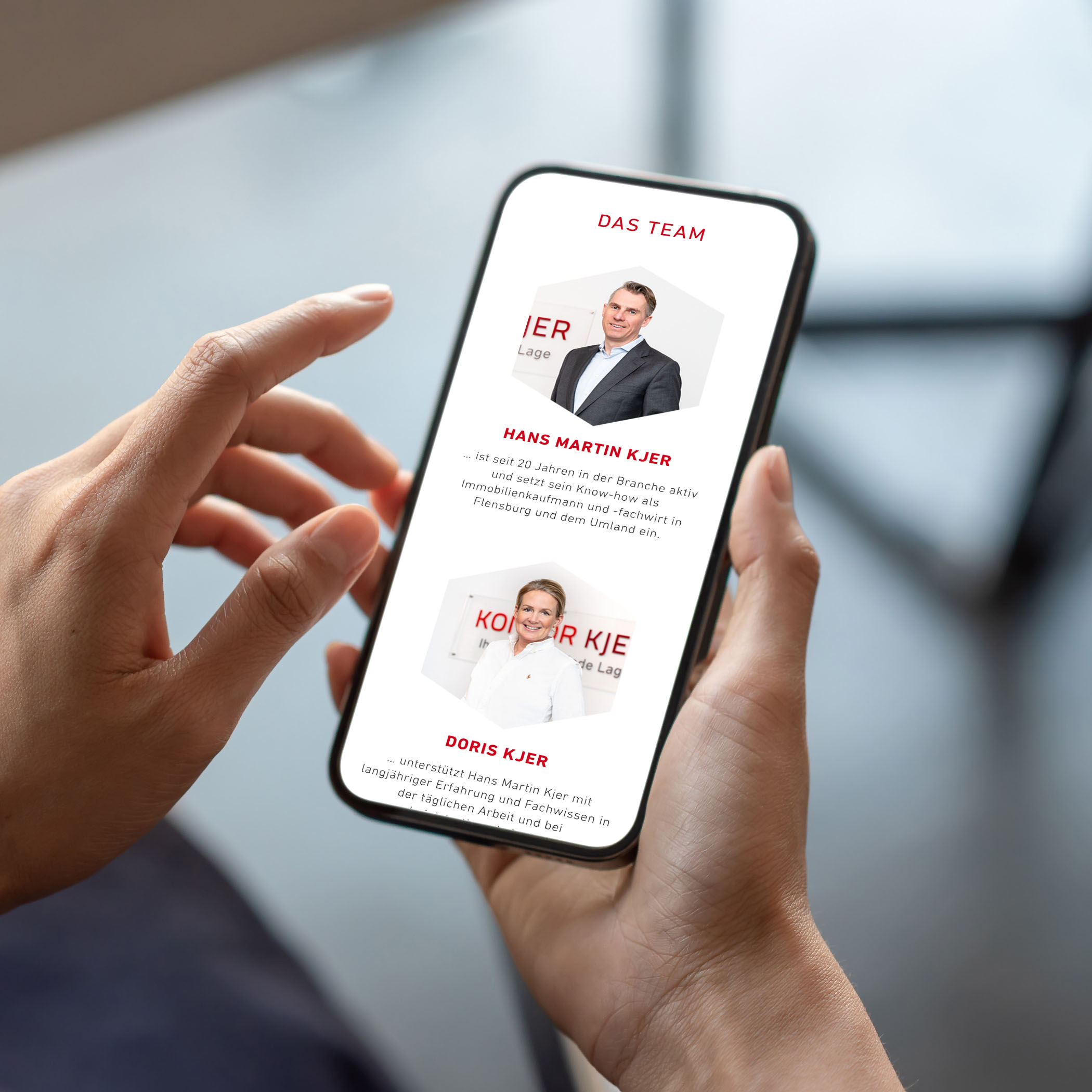 hochzwei_KontorKjer_teaser_01.jpg Eine Person surft am Handy auf der Konto Kjer Homepage