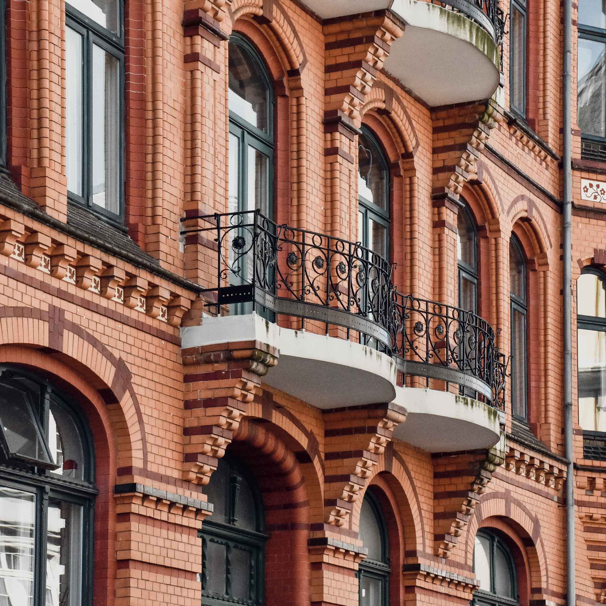 hochzwei_KontorKjer_teaser_06.jpg Nahaufnahme eines alten Gebäudes in Flensburg