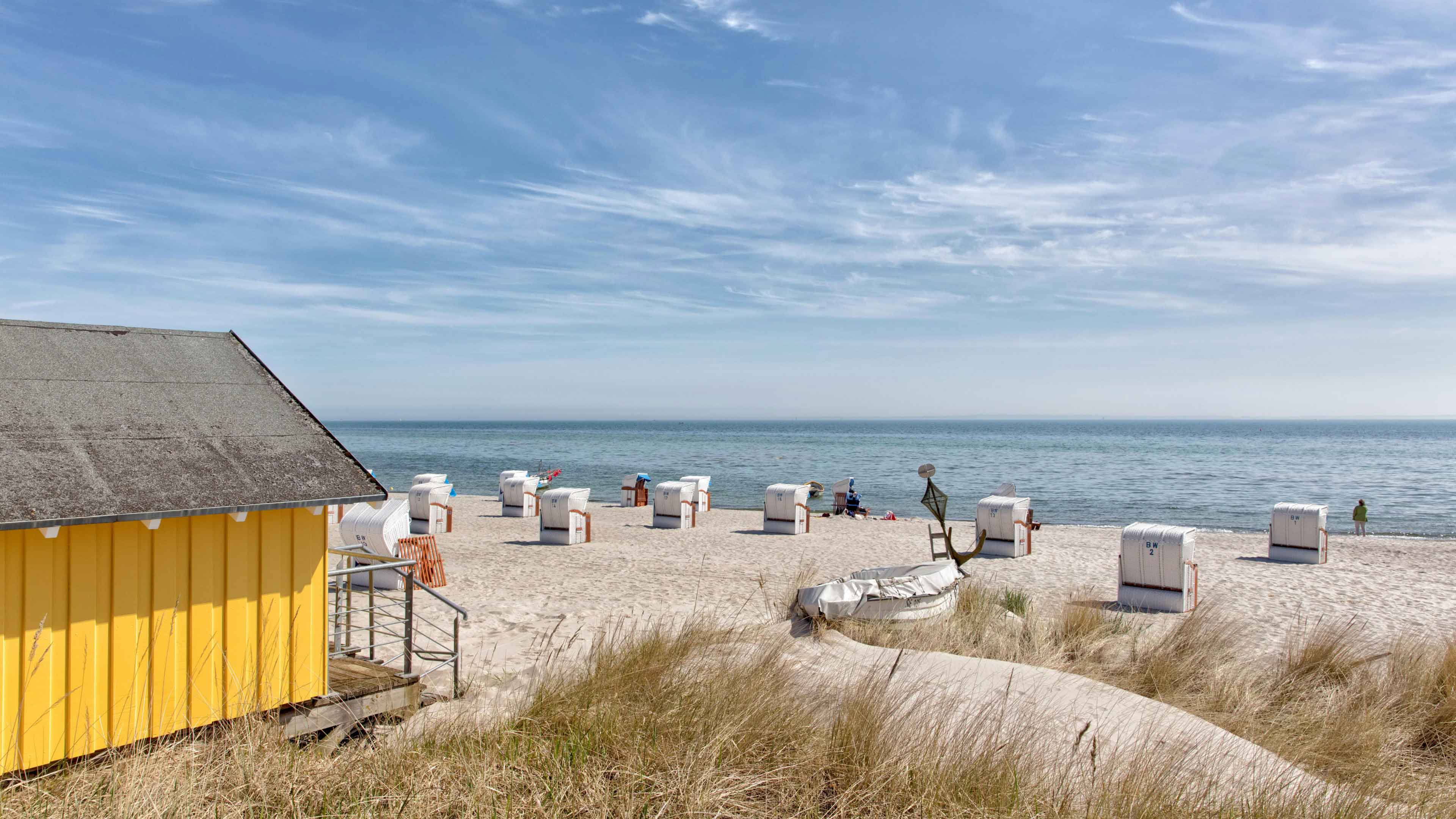hochzwei_kraus_slider_02.jpg Blick auf einen Strand mit einer gelben Hütte