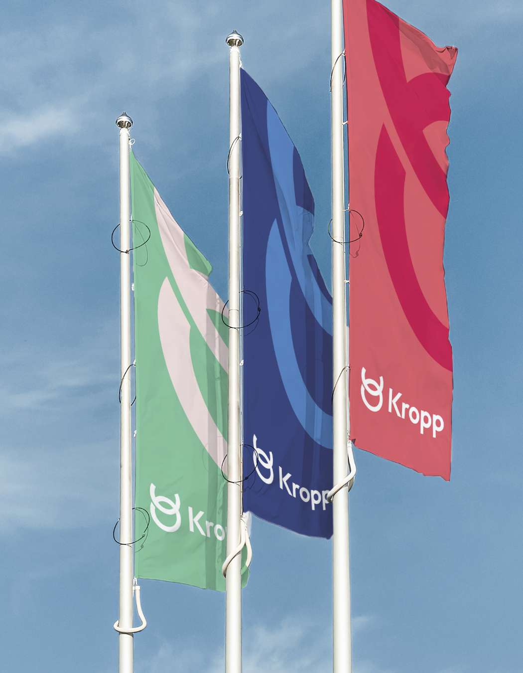 h2_kropp_teaser_03.jpg Grüne, blaue und rote Flagge mit Logo