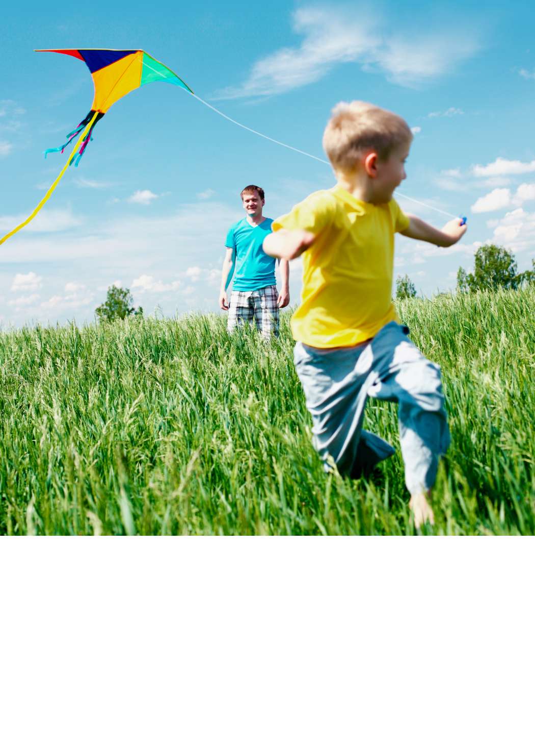 h2_kropp_teaser_08.jpg Laufendes Kind lässt Drachen steigen, Vater im Hintergrund