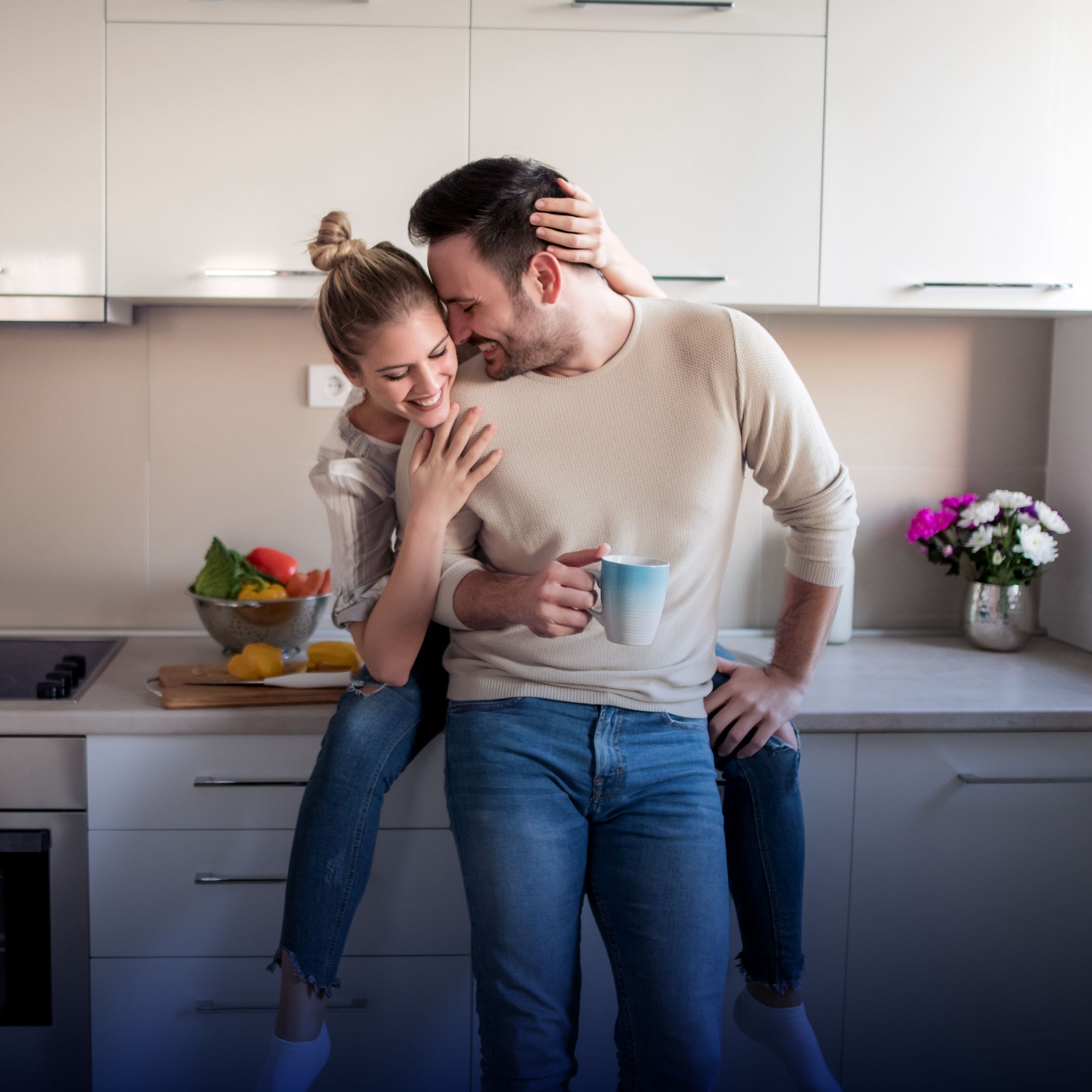 hochzwei_kkrhode_teaser_03.jpg Lachendes Paar lehnt an Küchenzeile