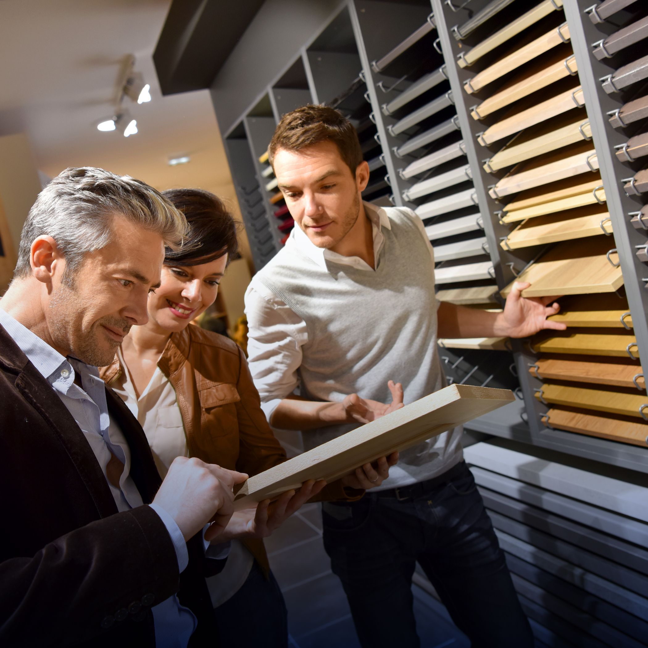 hochzwei_kkrhode_teaser_05.jpg Mitarbeiter beraten über Holzmuster