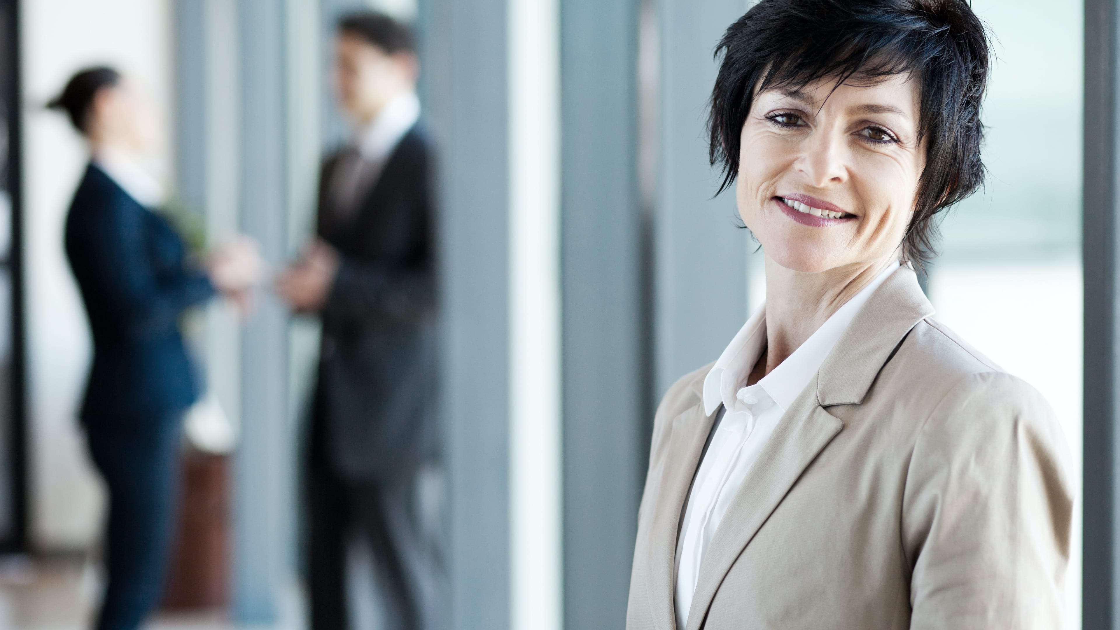 hochzwei_lundm_slider_03.jpg Dunkelhaarige Frau im Blazer posiert vor der Kamera