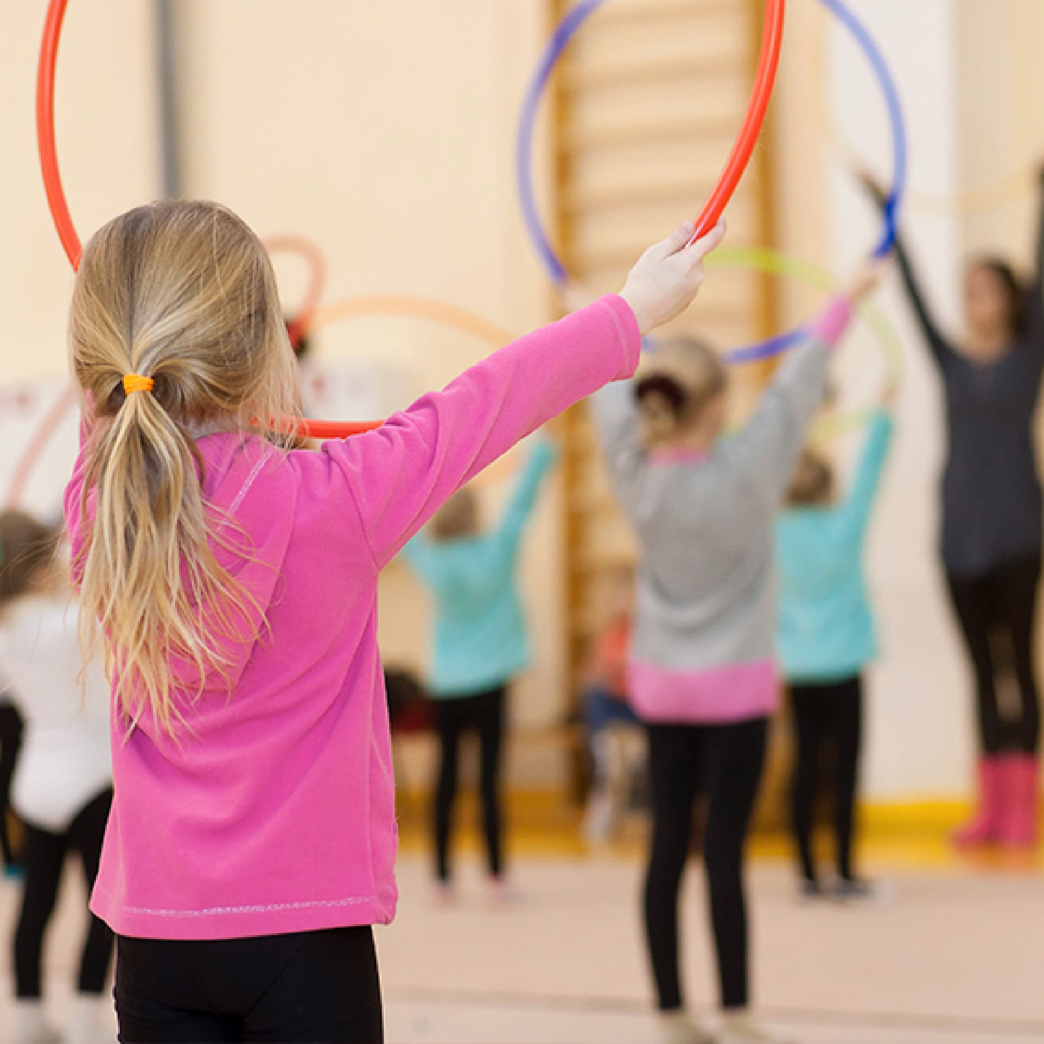 hochzwei_lsv_teaser_03.jpg Ein Kind hält ein Hullahupring