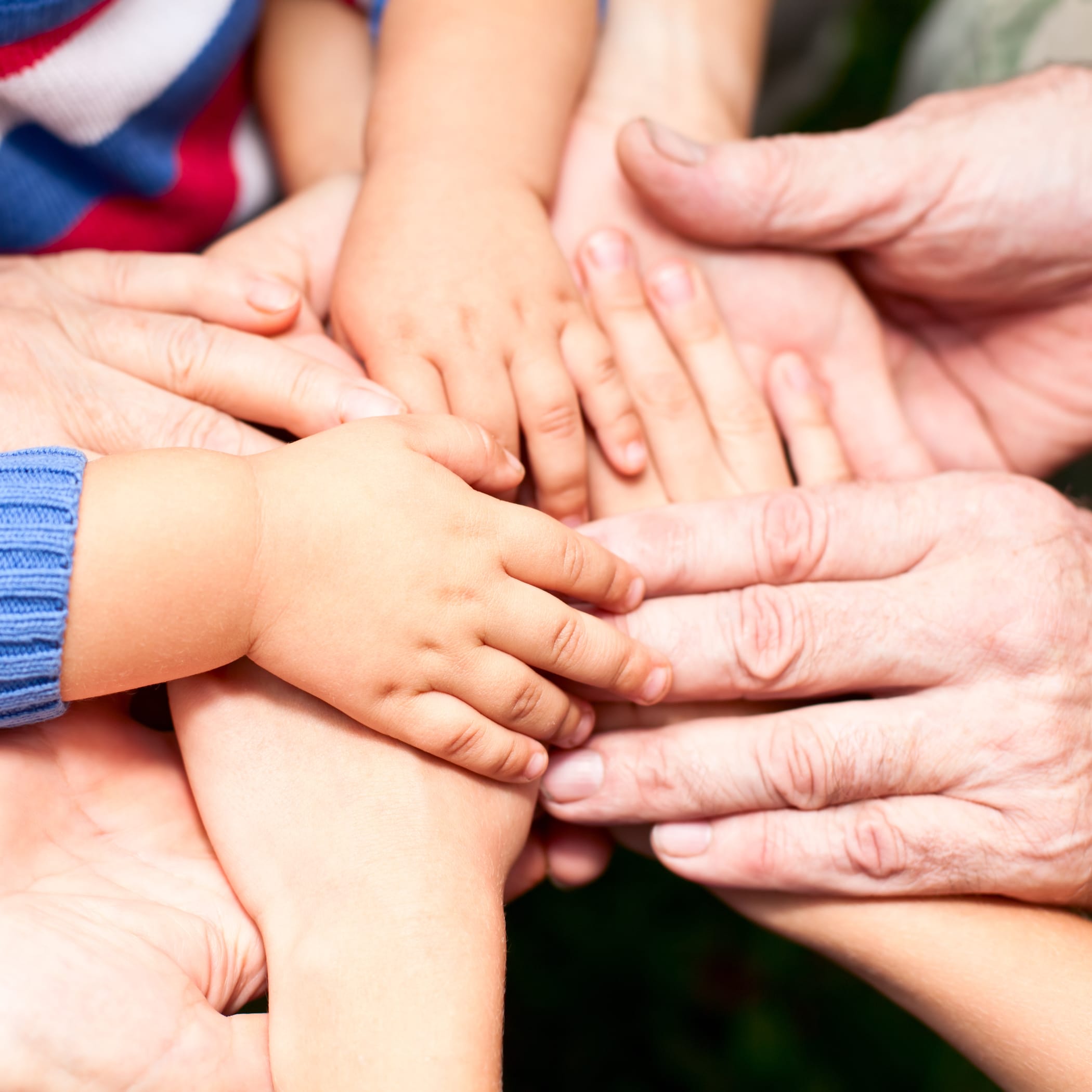 hochzwei_lsv_teaser_07.jpg Verschiedene Hände liegen aufeinander