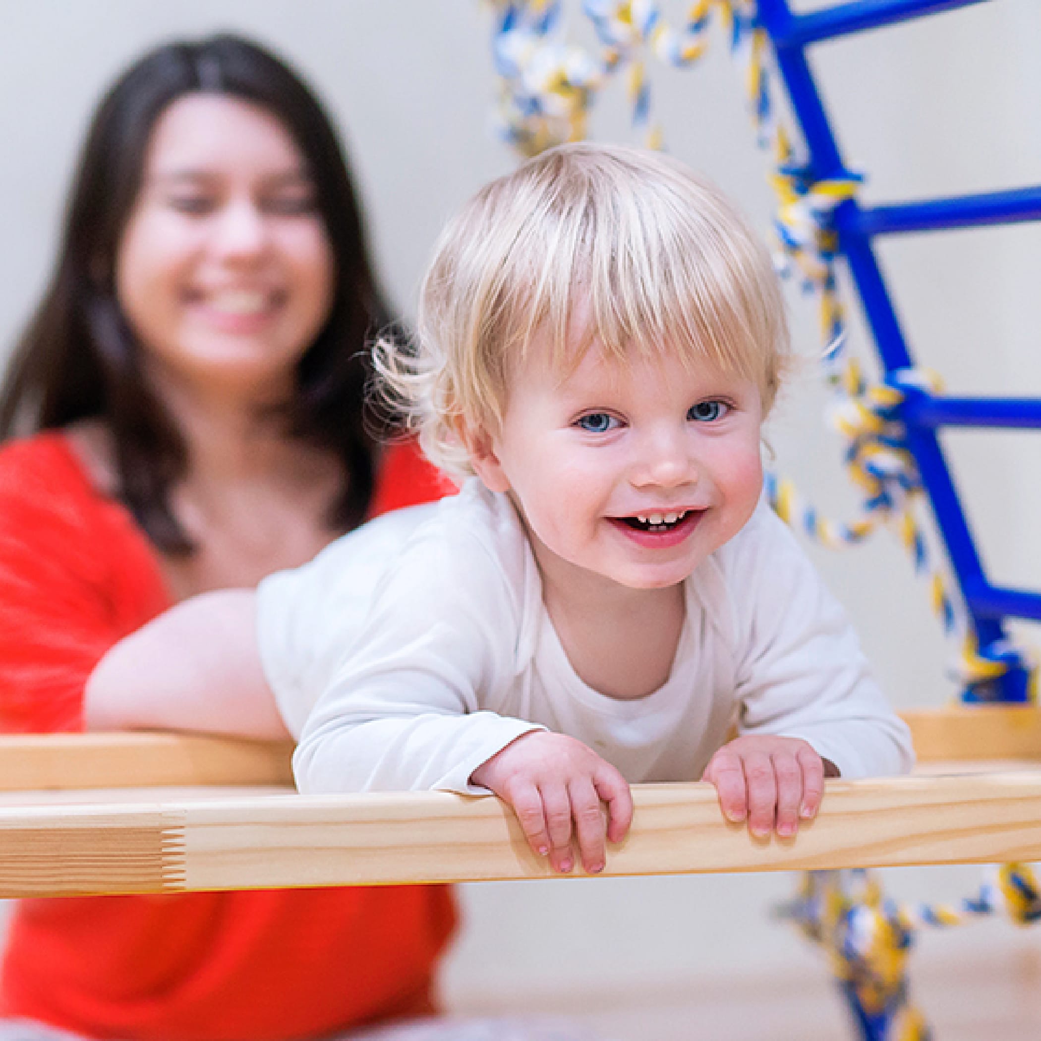 hochzwei_lsv_teaser_11.jpg Ein Baby spielt auf einem Klettergerüst