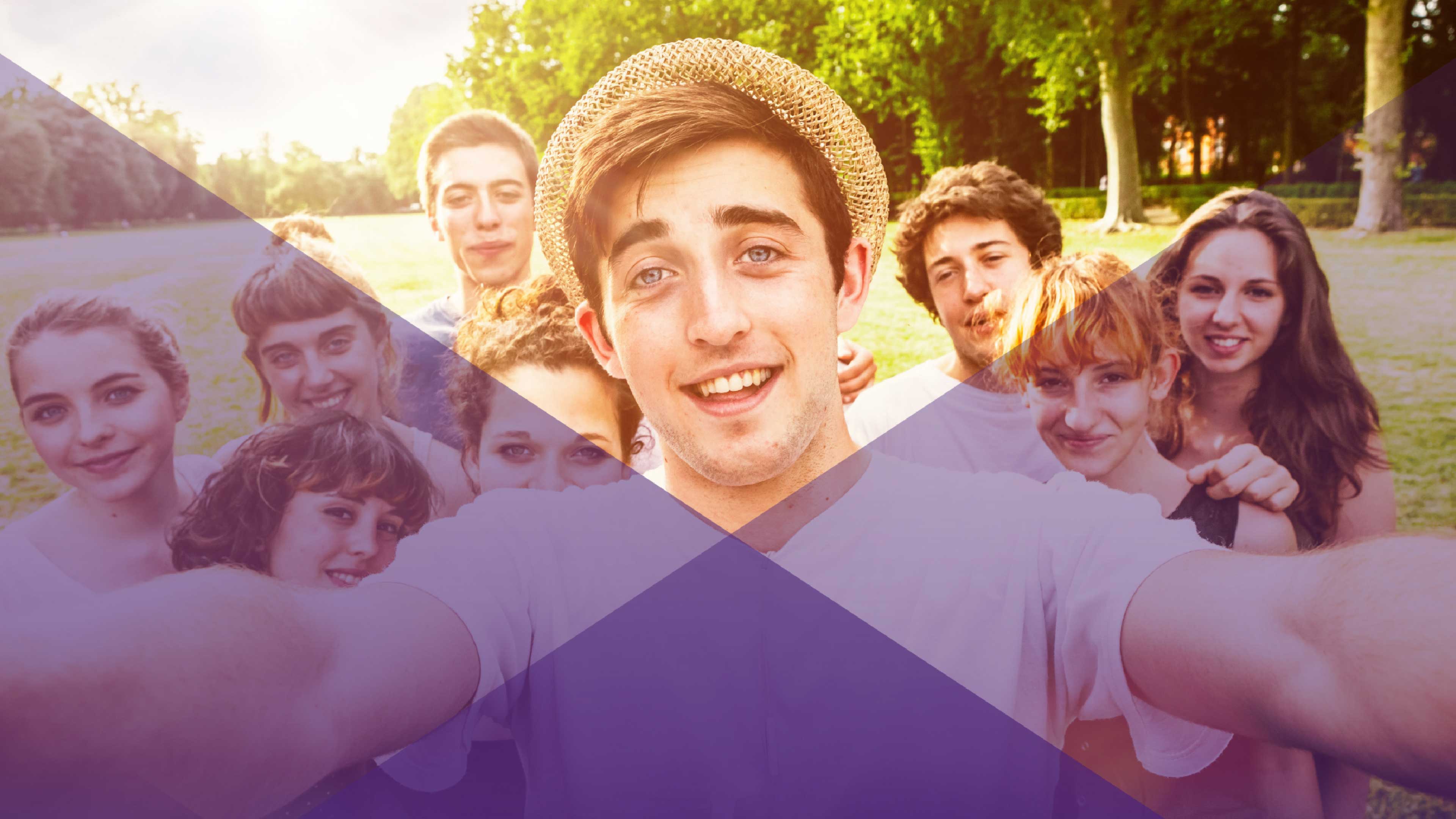 Ein Jugendlicher macht ein Selfie von sich und Freunden