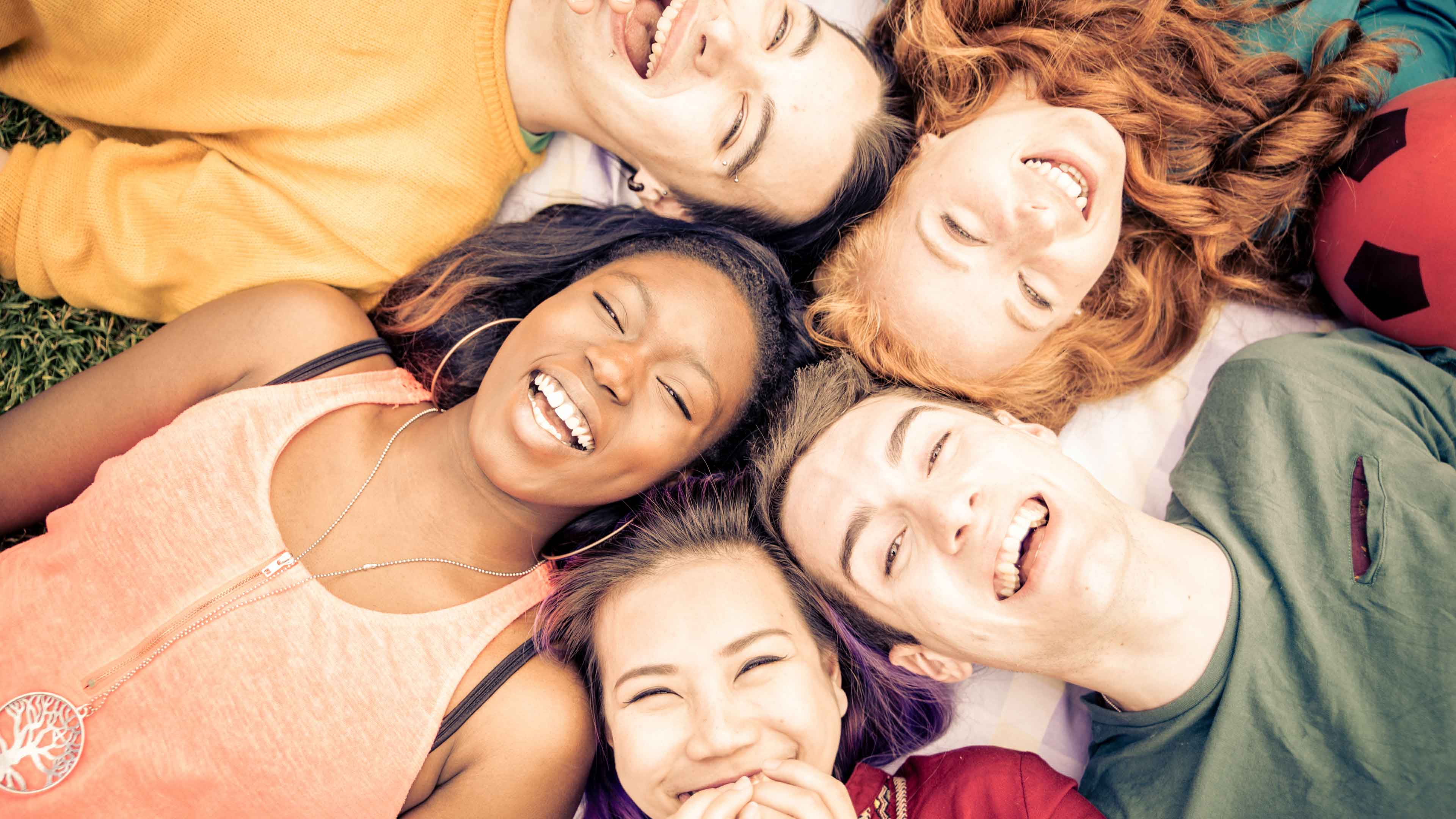 hochzwei_lvimsh_slider_02.jpg Fünf Jugendliche liegen im Kreis