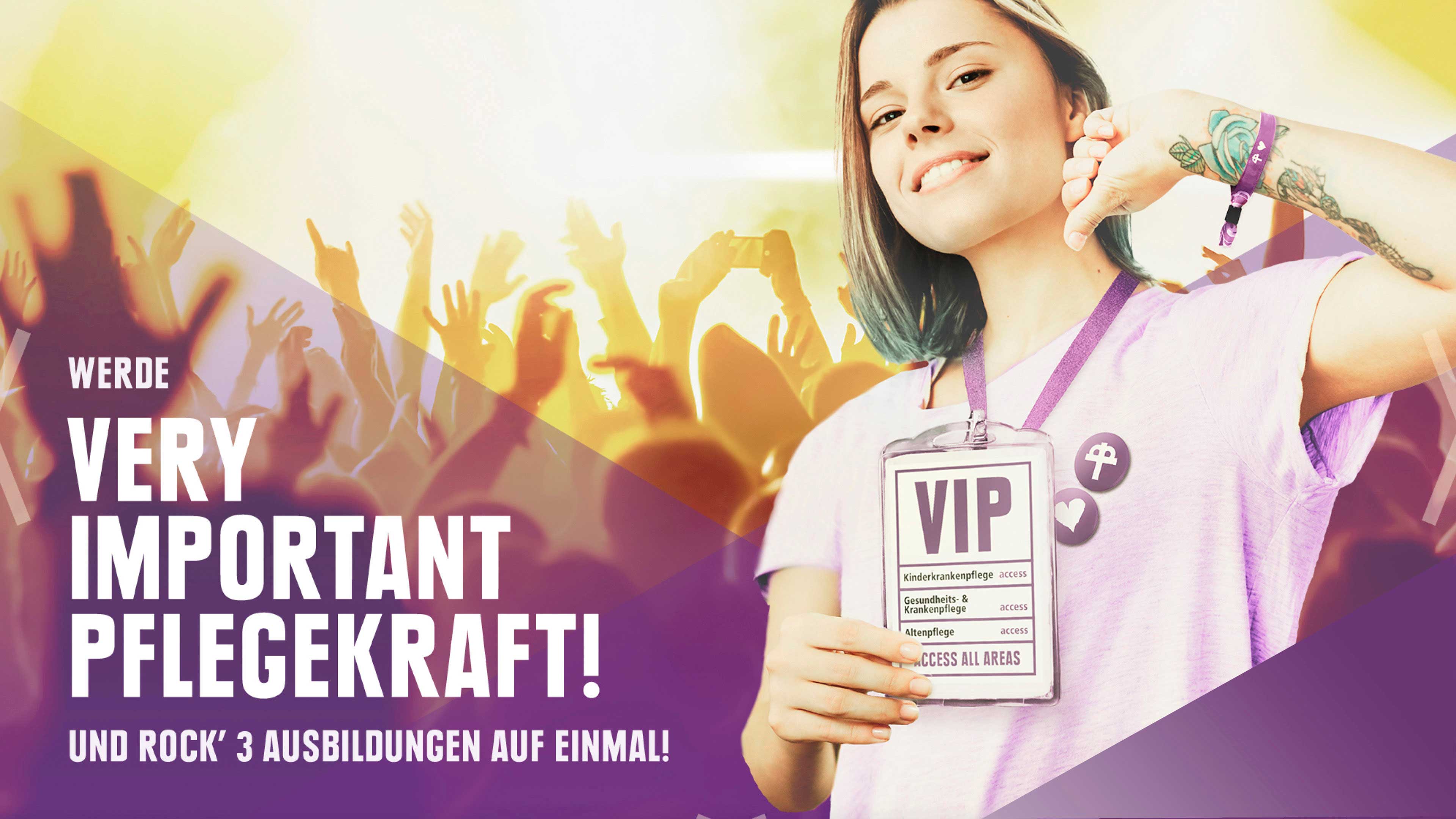 Frau in einem lilanen tshirt zeigt ihren vip Pflege Pass