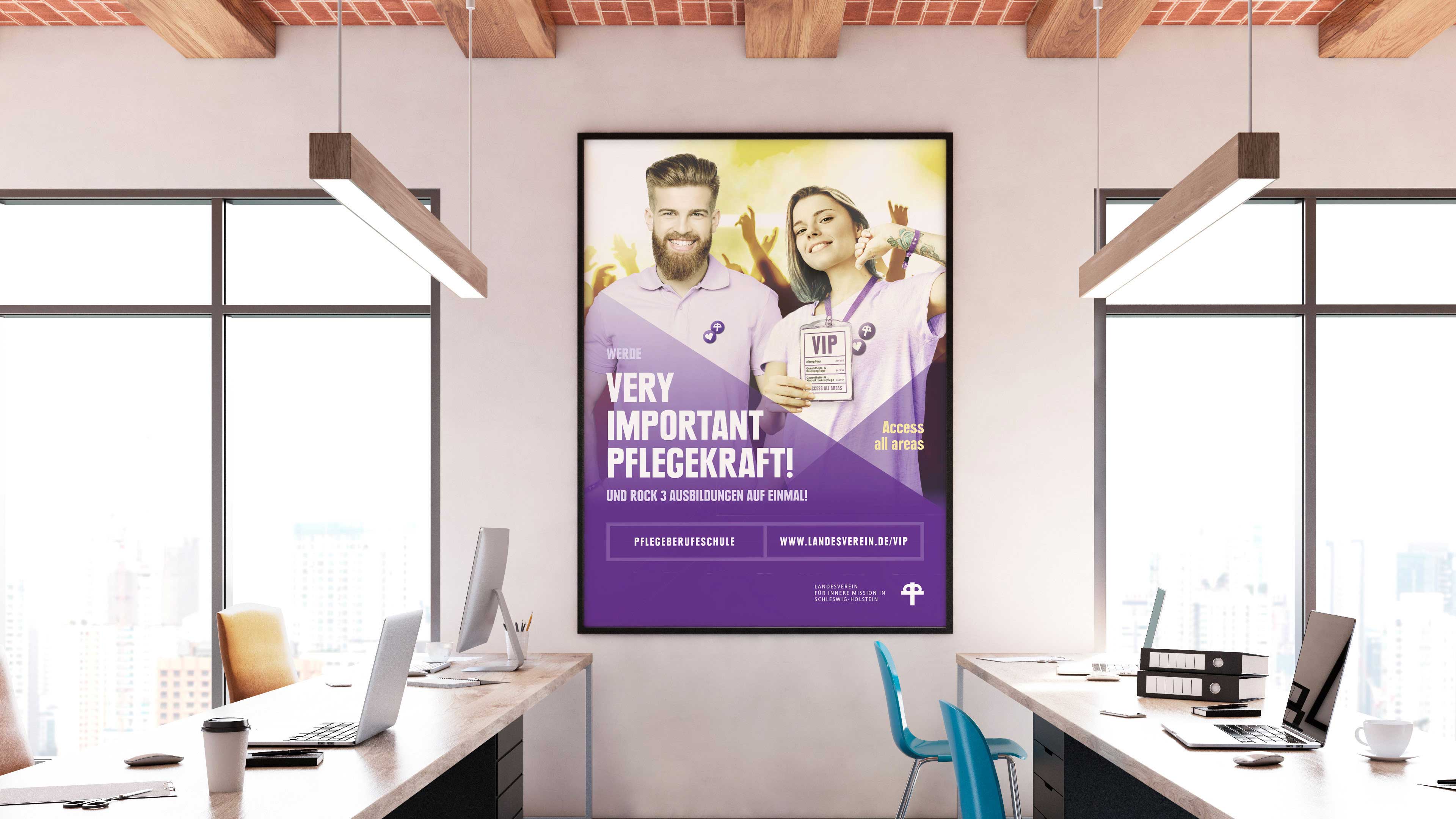 hochzwei_lvimsh_slider_03.jpg Werbung für Pflegekräfte hängt an einer Bürowand