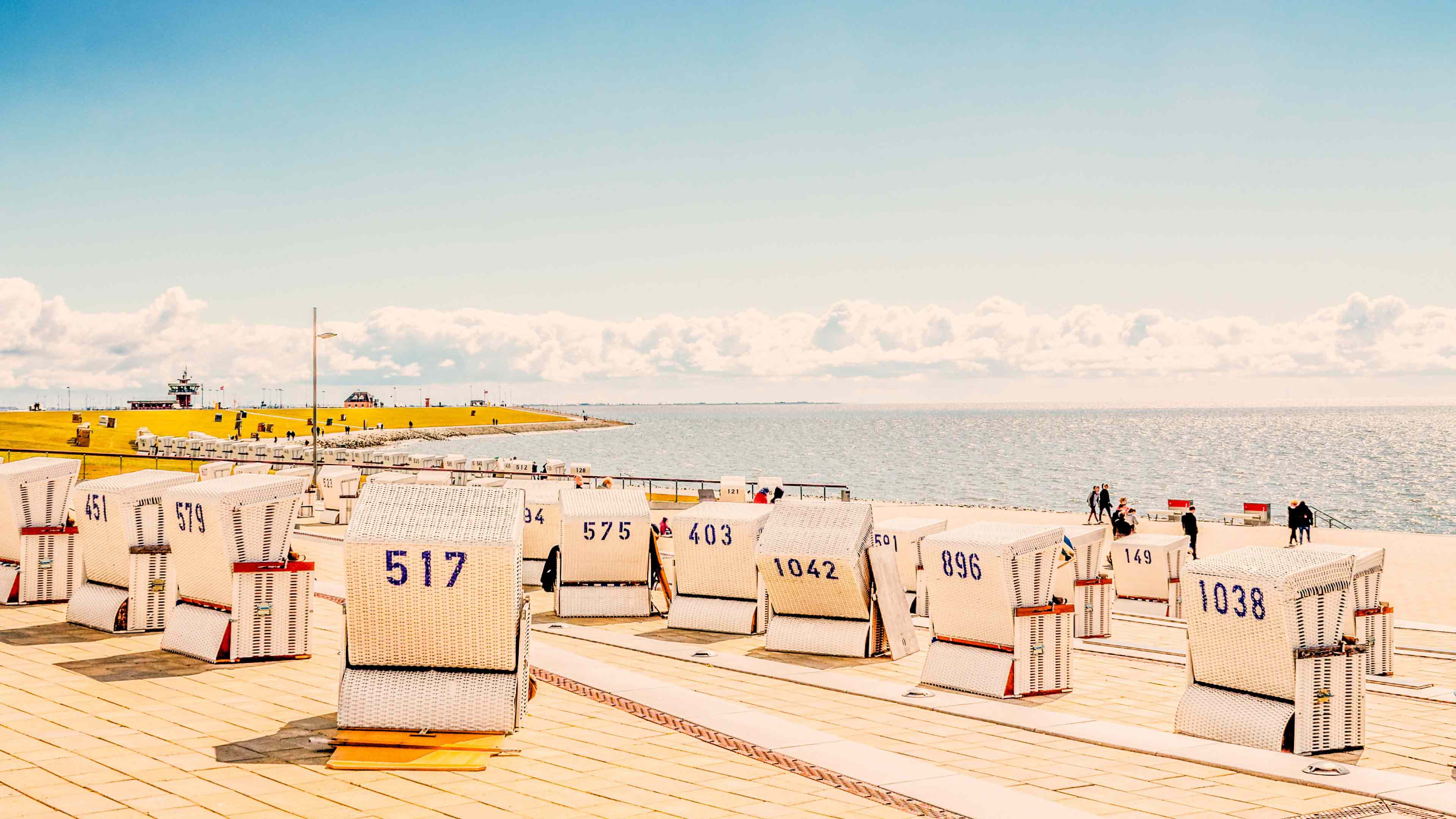 Strandkörbe stehen am Büsumer Hafen
