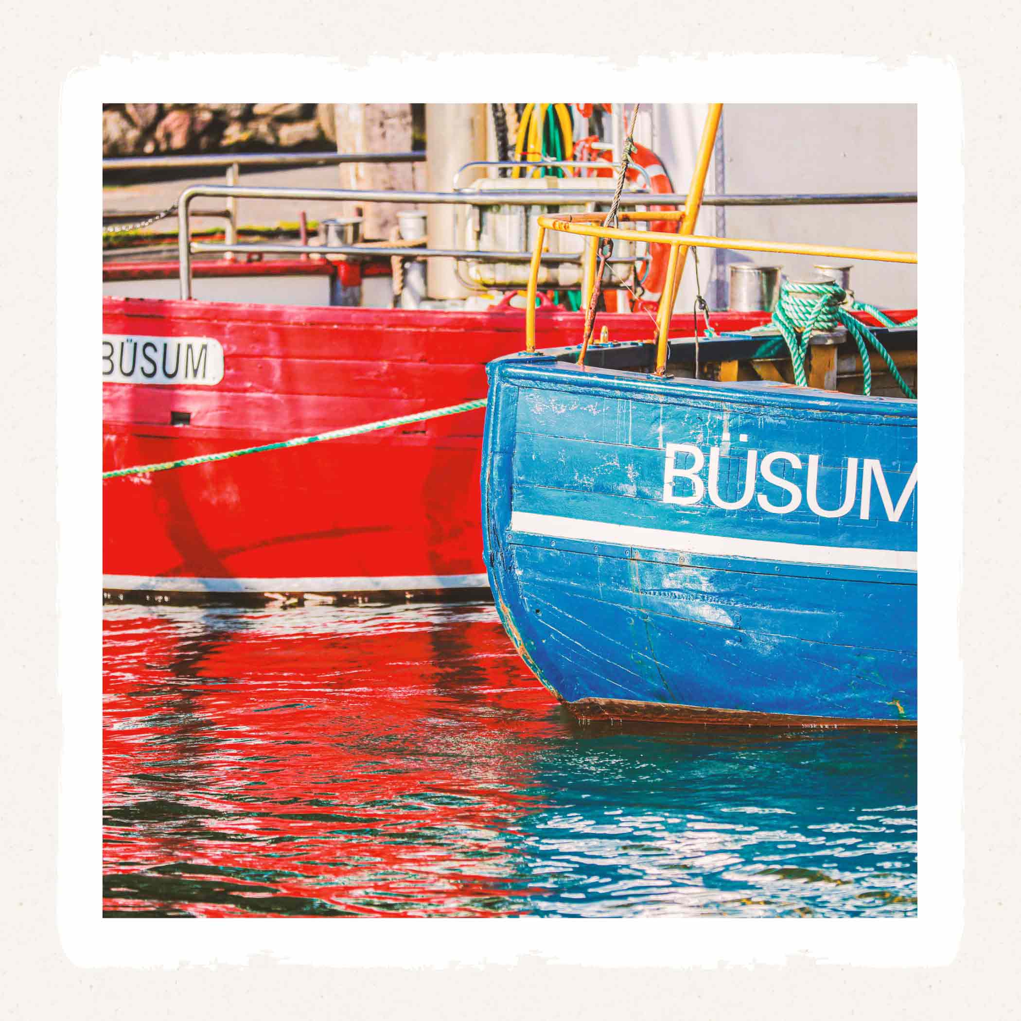 Zwei bunte Kutter mit dem Aufdruck Büsum