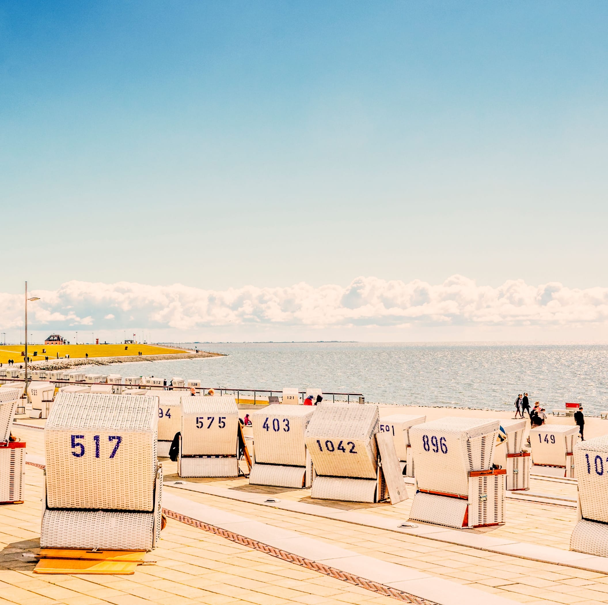 hochzwei_feliskatalog_teaser_01.jpg Strandkörbe stehen am Hafen von Büsum