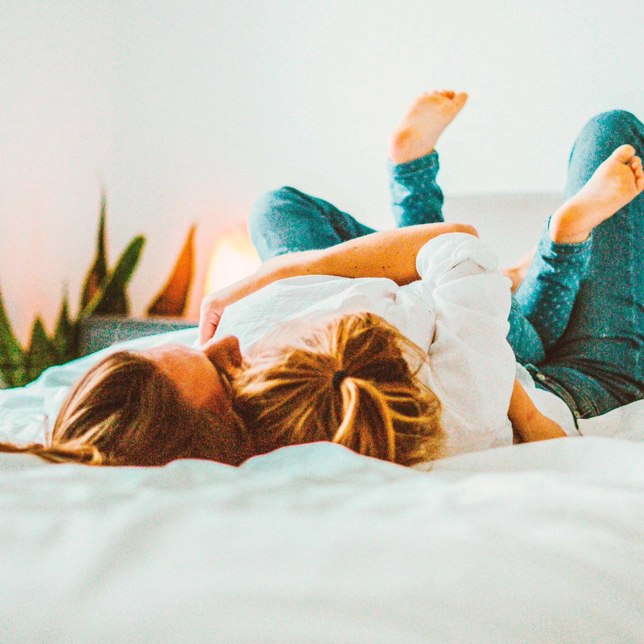 hochzwei_feliskatalog_teaser_04.jpg Mutter liegt mit ihrer Tochter auf dem Bett