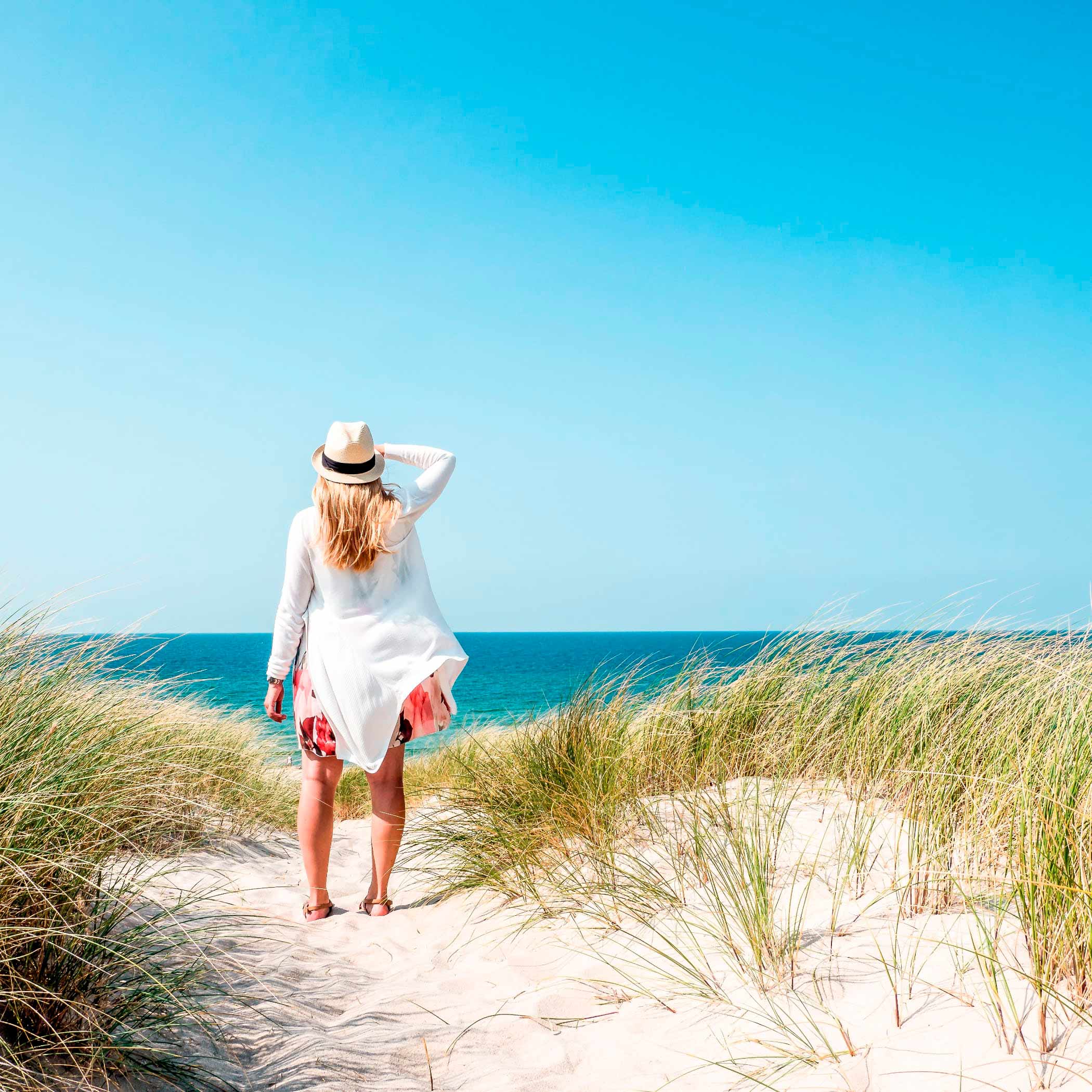 hochzwei_logaGewinnspiel_teaser_02.jpg Frau mit Strohhut steht am Strand