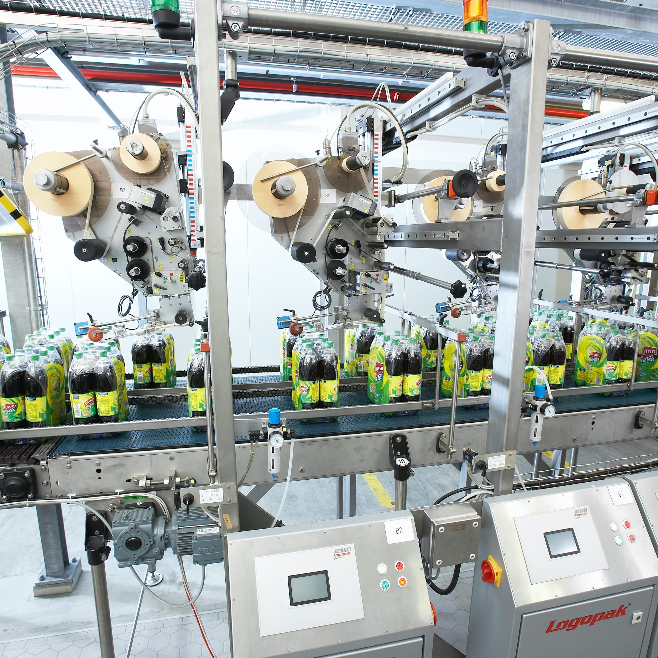 hochzwei_logo_teaser_06.jpg Eingepackte Lipton Eistee Flaschen auf einem Fließband