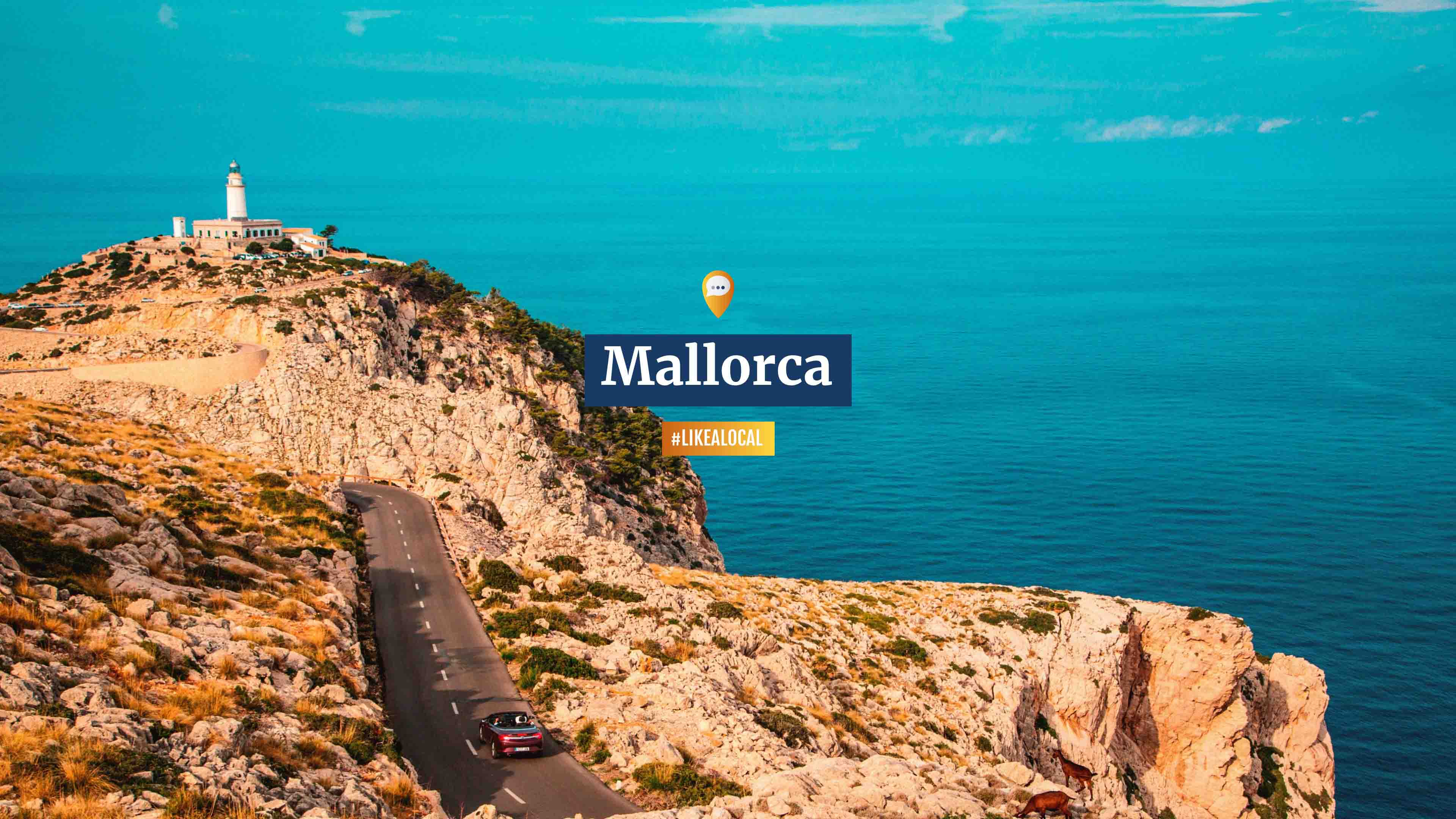 hochzwei_reisereporter_slider_03.jpg Cabrio auf Straße an felsiger Steilküste mit Leuchtturm, Text "Mallorca, #likealocal"
