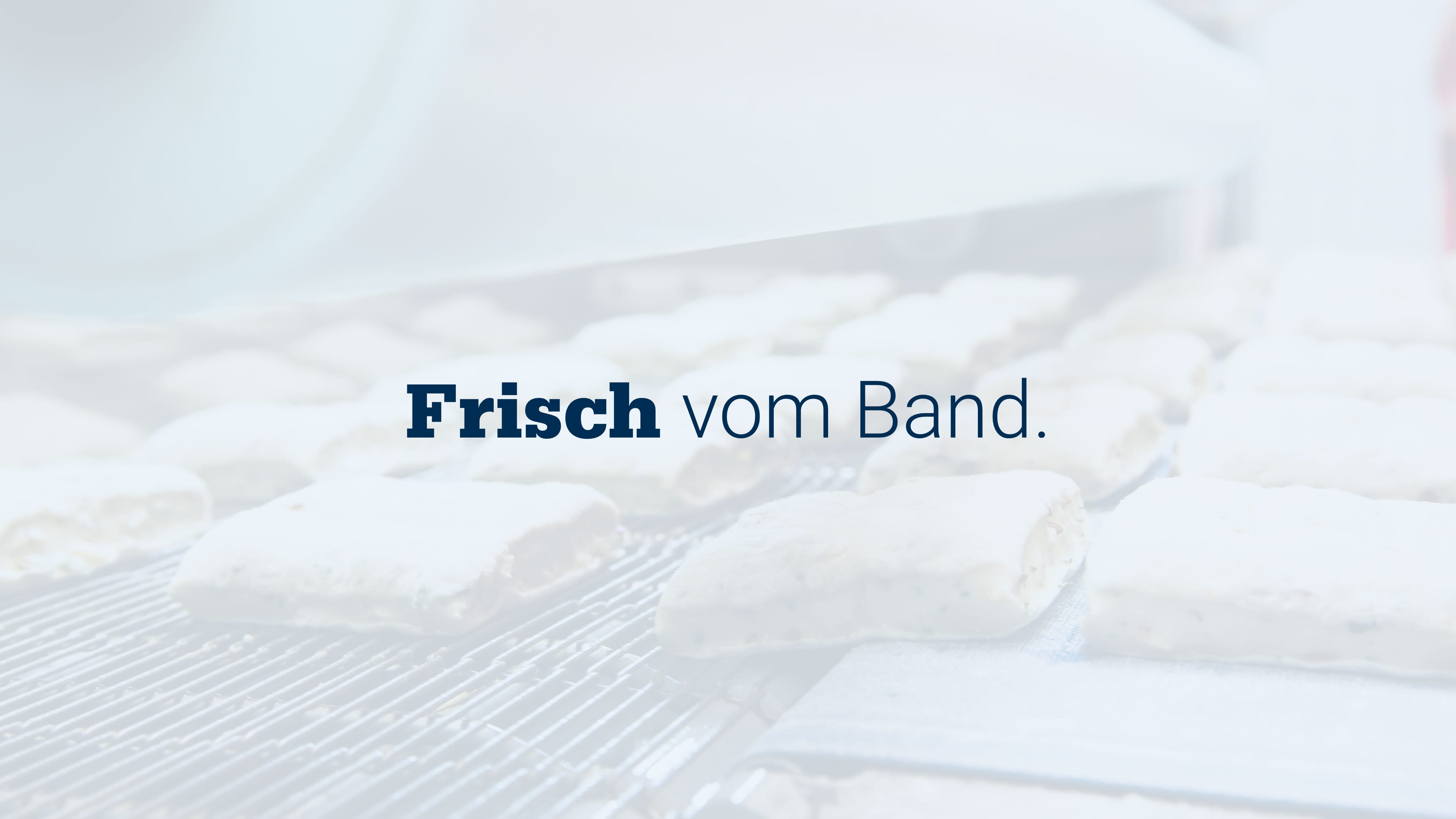 Text der lautet Frisch vom Band mit einem Underlay von Brötchen auf einem Fließband