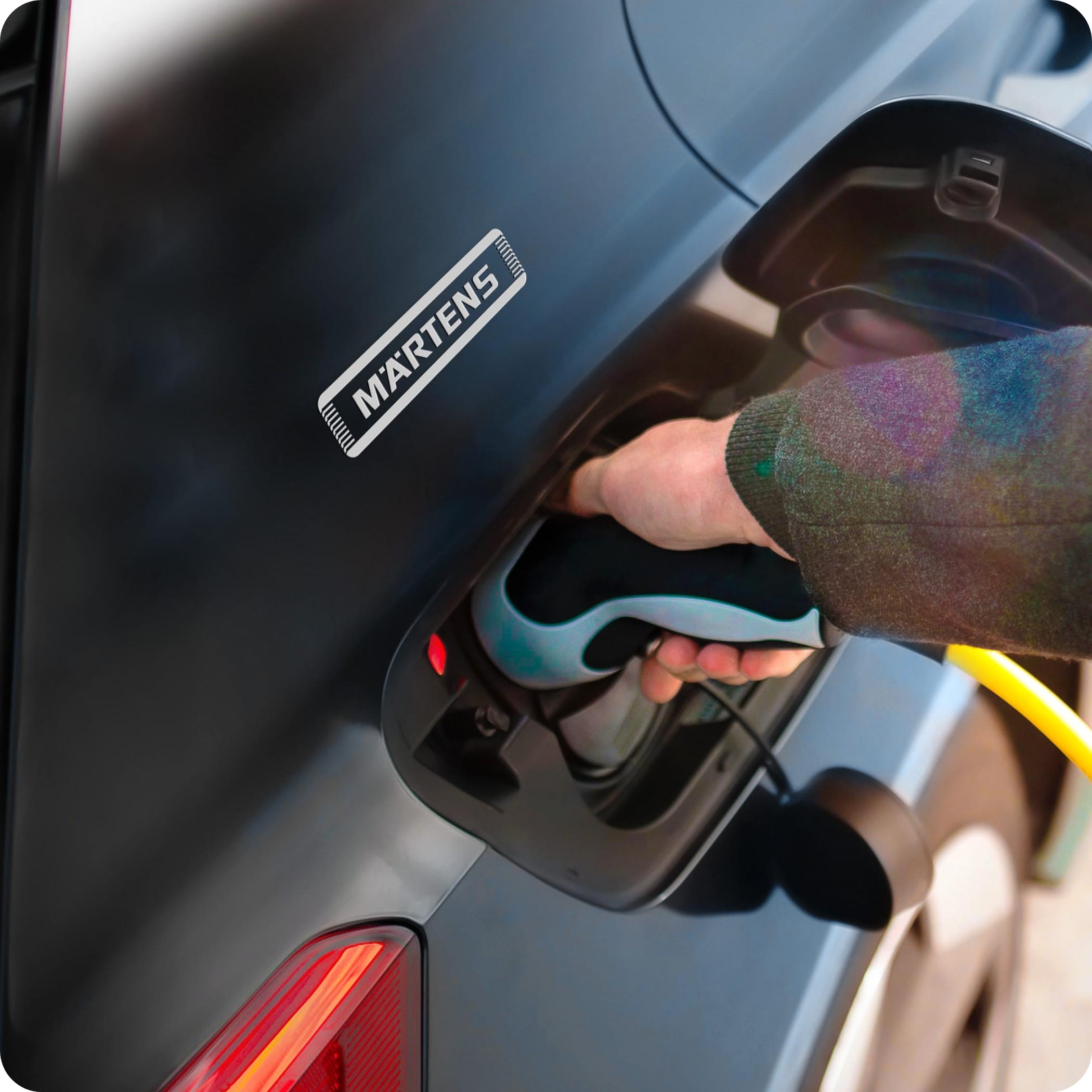 hochzwei_maertensblog_teaser_03.jpg Eine Person tankt seine Auto mit Elektrostrom