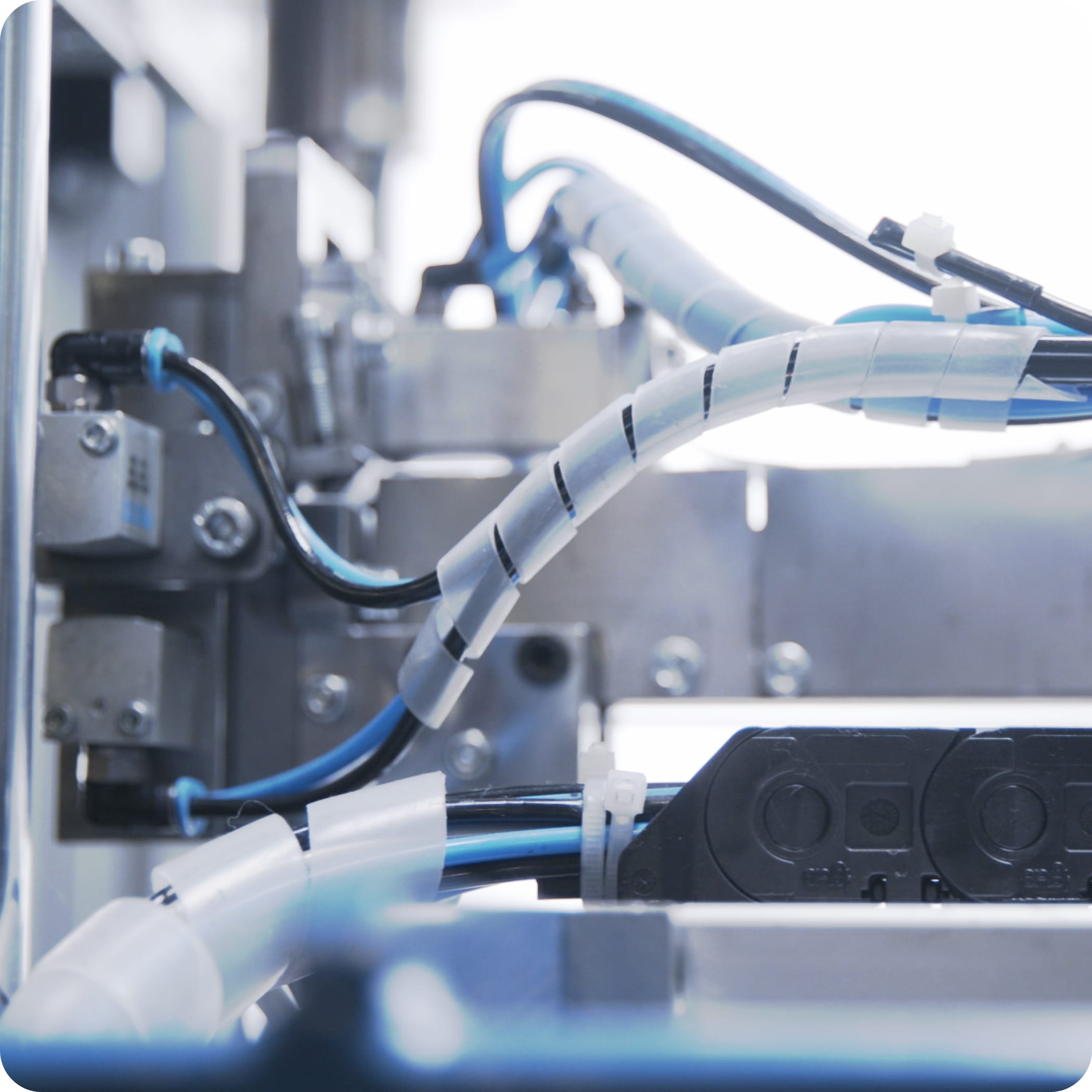 hochzwei_maertensblog_teaser_05.jpg Nahaufnahme von schwarz blauen Kabeln