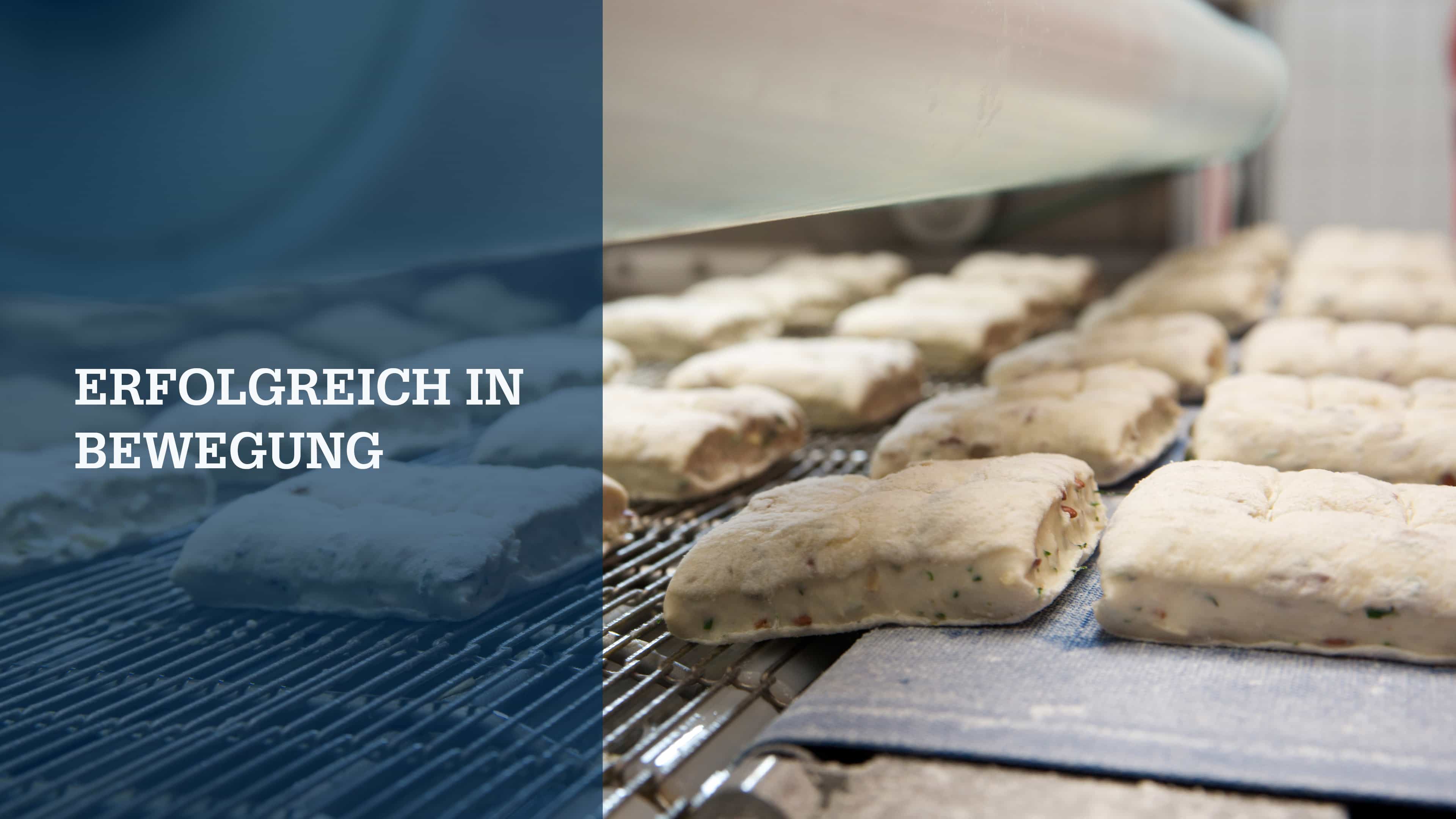 Brötchen liegen auf einem Fließband