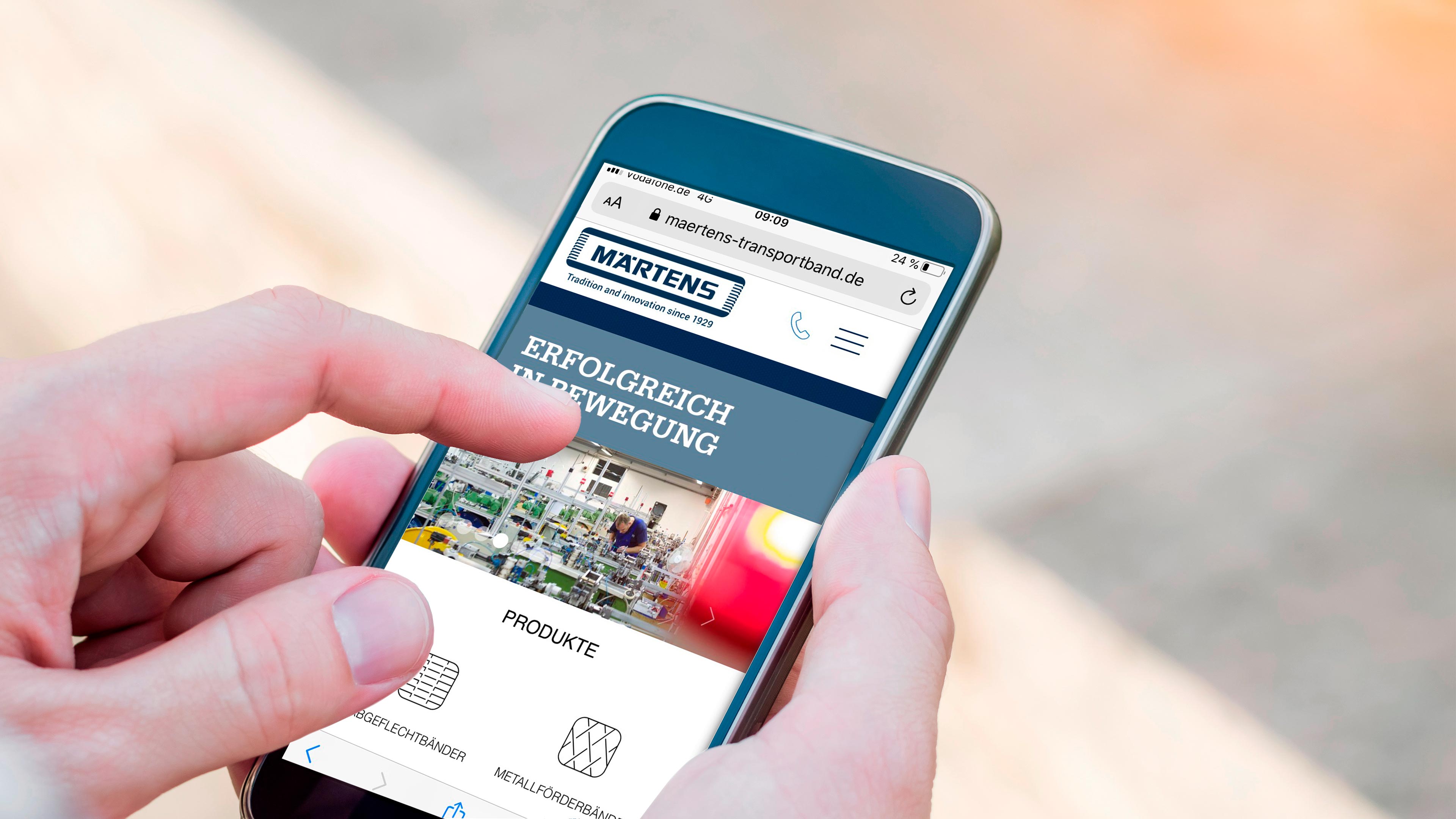 hochzwei_mrt_slider_02.jpg Eine Person surft auf der Märtens Homepage