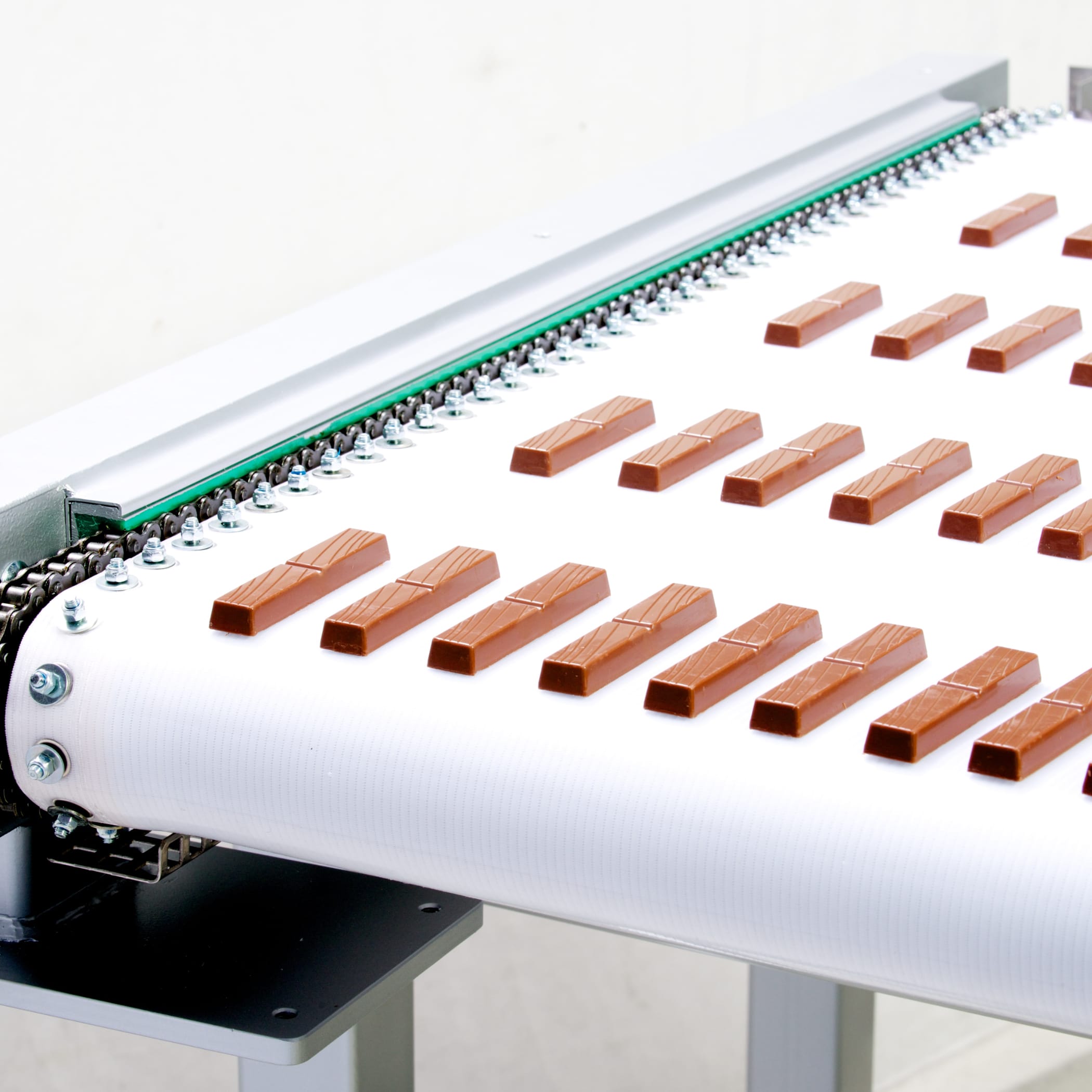 hochzwei_mrt_teaser_05.jpg Schokoriegel liegen auf einem Märtens Fließband