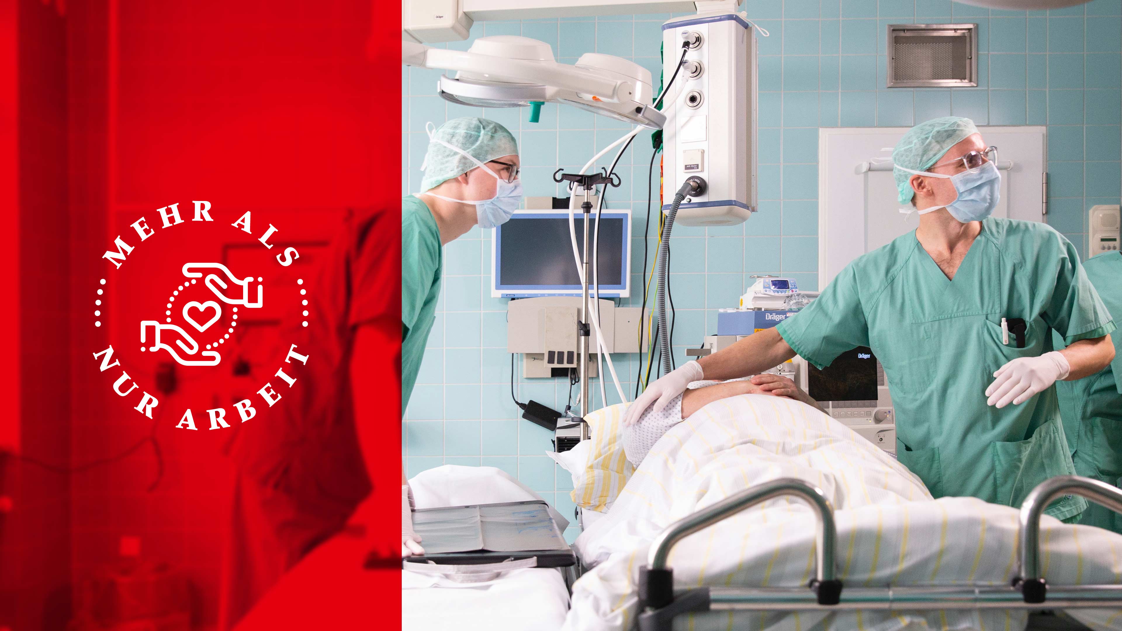 Zwei Pfleger stehen neben einem Patienten