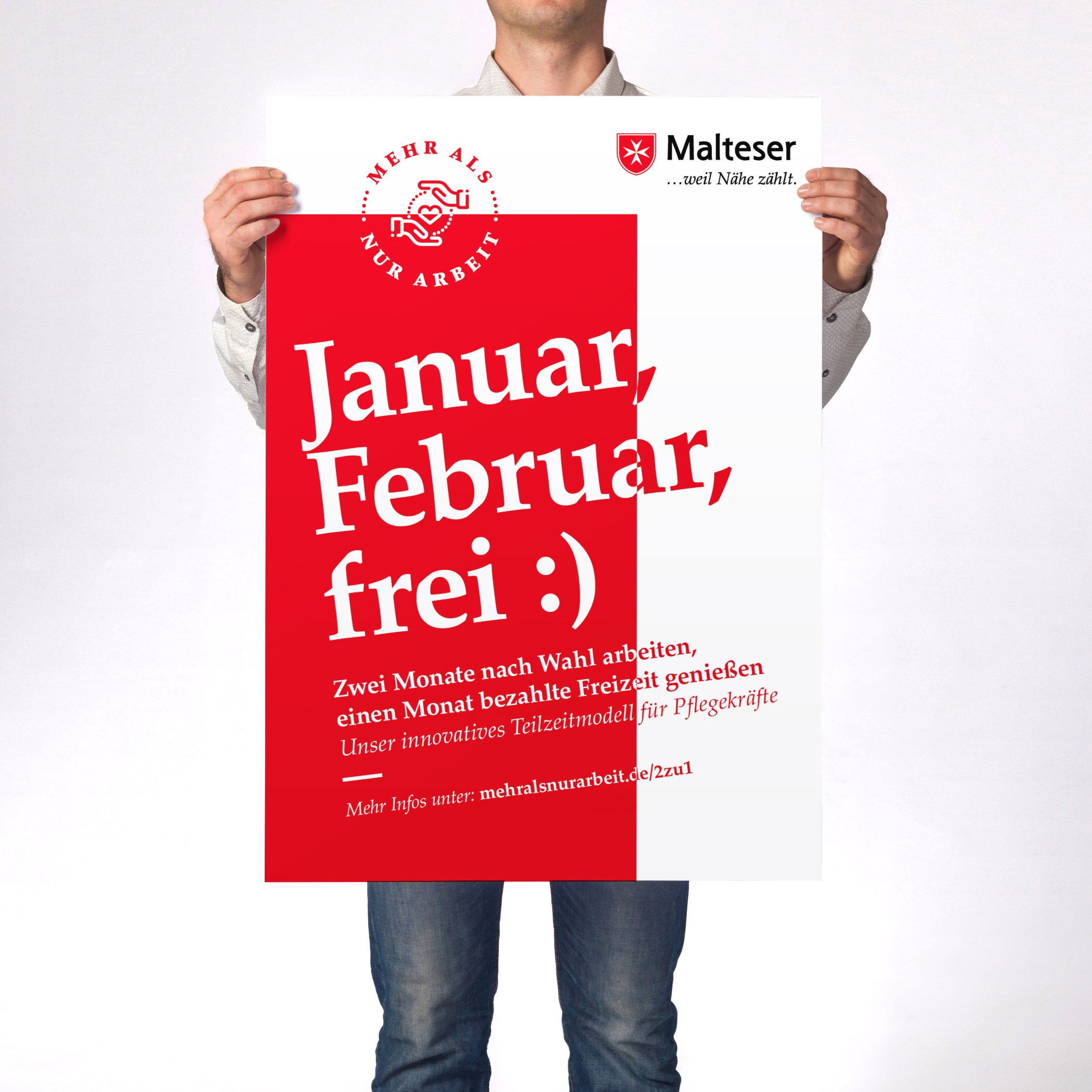 hochzwei_malt_teaser_02.jpg Ein Mann hält ein Werbeplakat von der Malteser