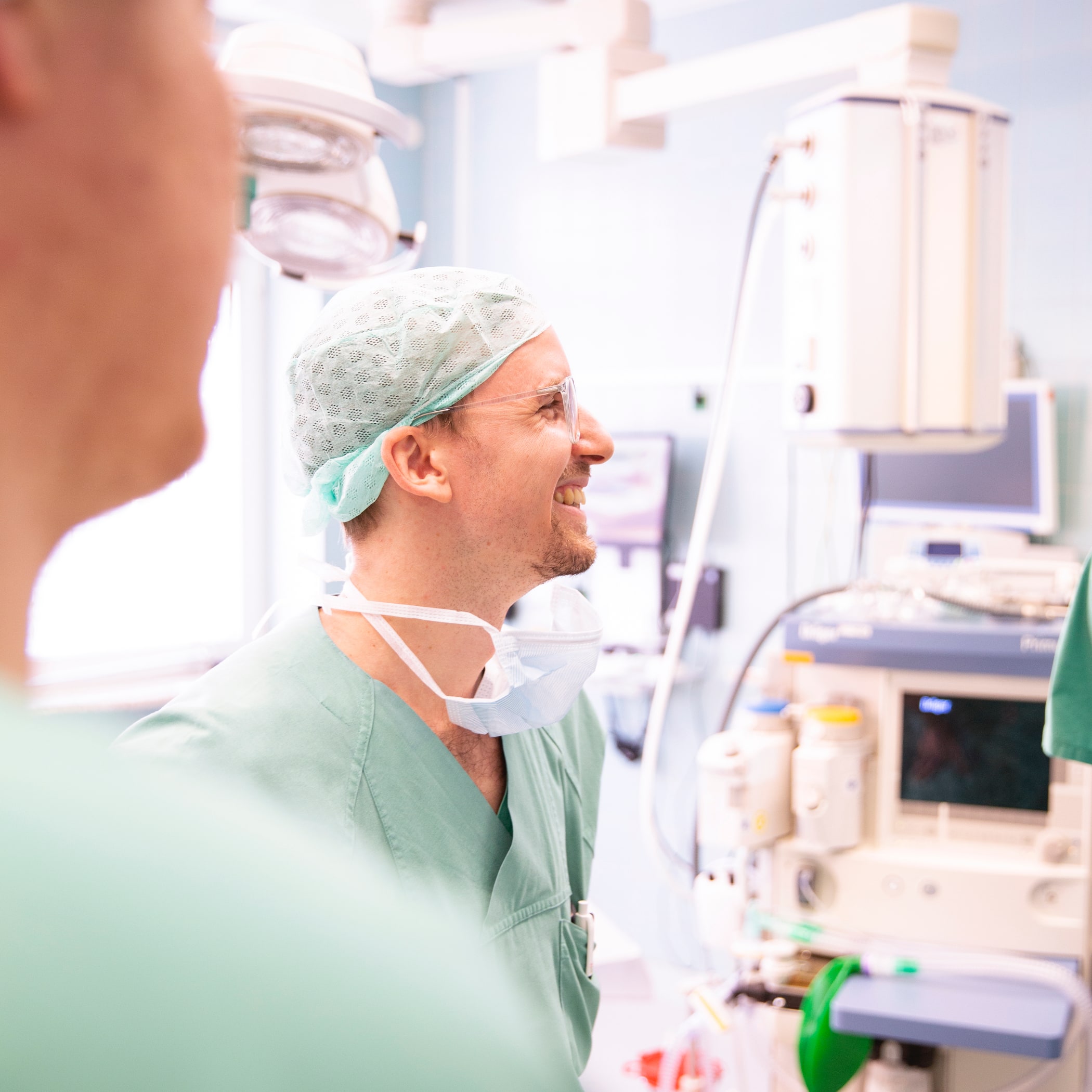 hochzwei_malt_teaser_05.jpg OP Schwester lächelt während der Arbeit