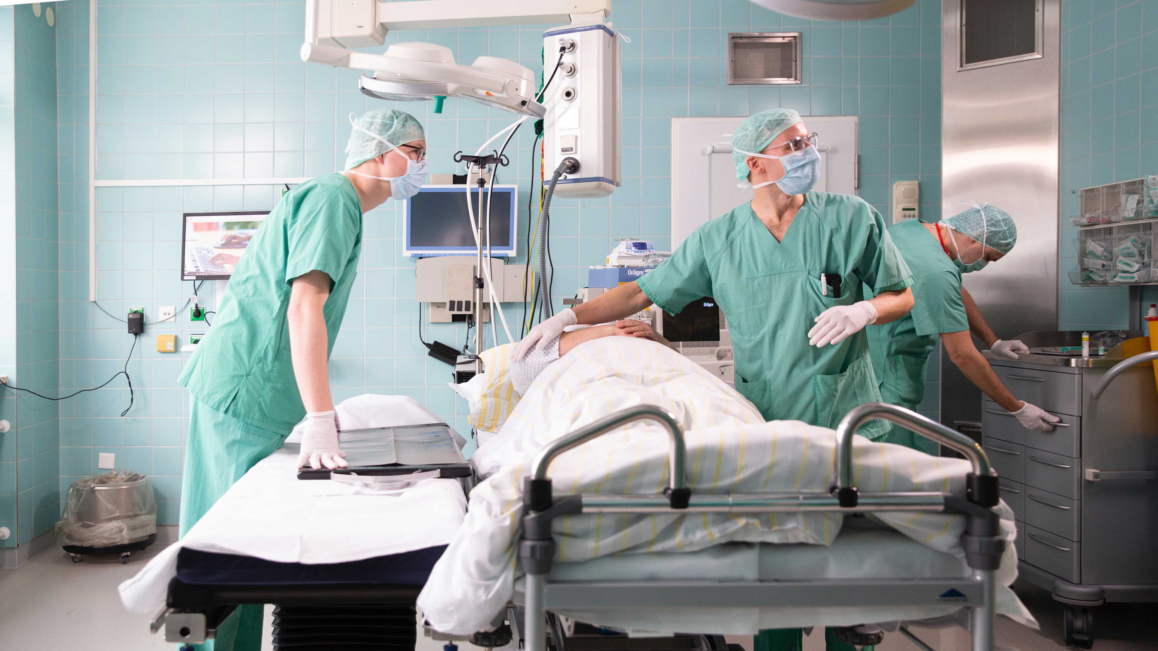 hochzwei_malteser_slider_01.jpg Drei Krankenpfleger im OP