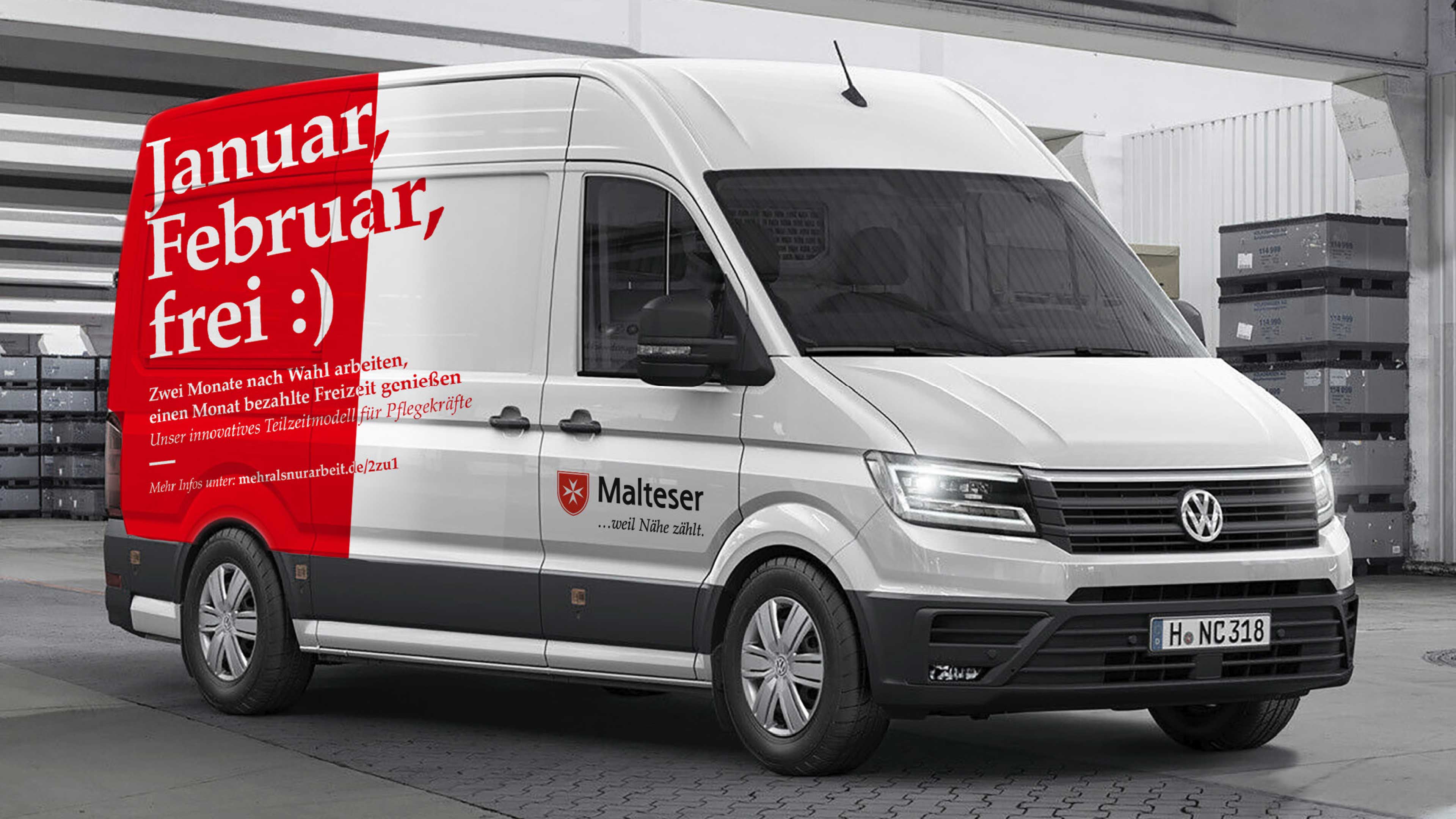 hochzwei_malteser_slider_04.jpg Ein weißer VW Lieferwagen mit aufgedruckter Werbung von der Malteser