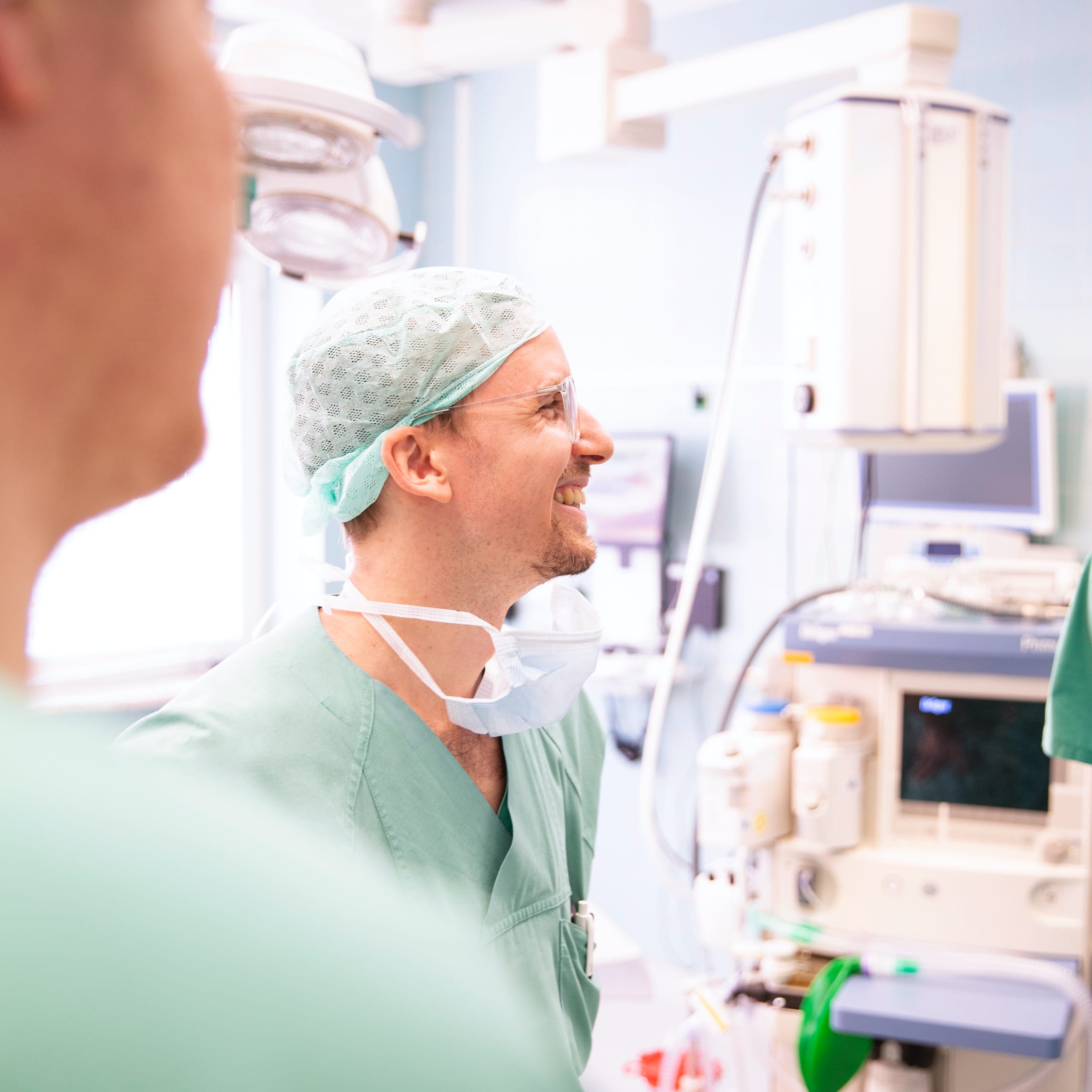 hochzwei_malteser_teaser_02.jpg Krankenpfleger lacht zusammen mit seinen Kollegen