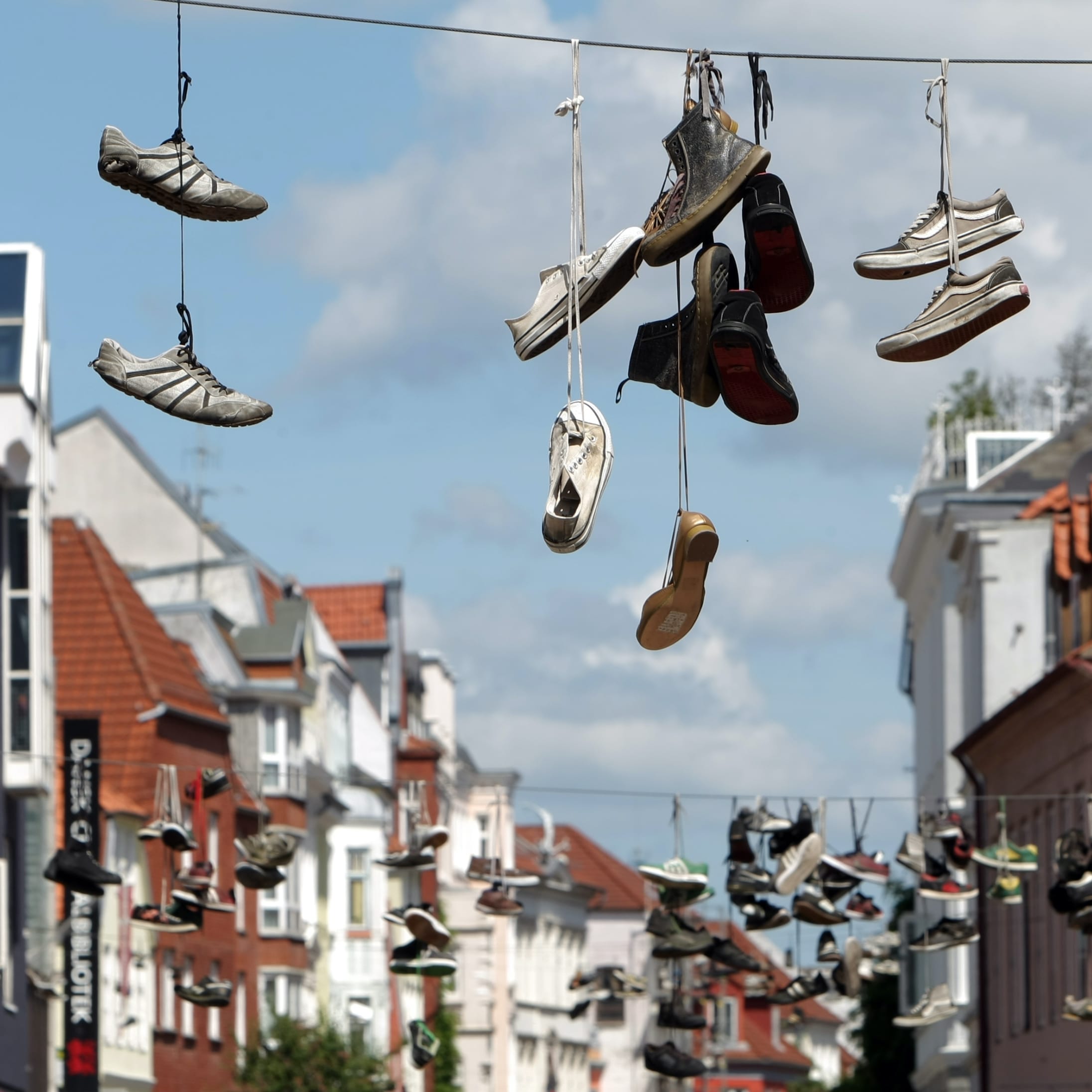 hochzwei_malteser_teaser_04.jpg Schuhe hängen von einer Leine in der Norderstrasse